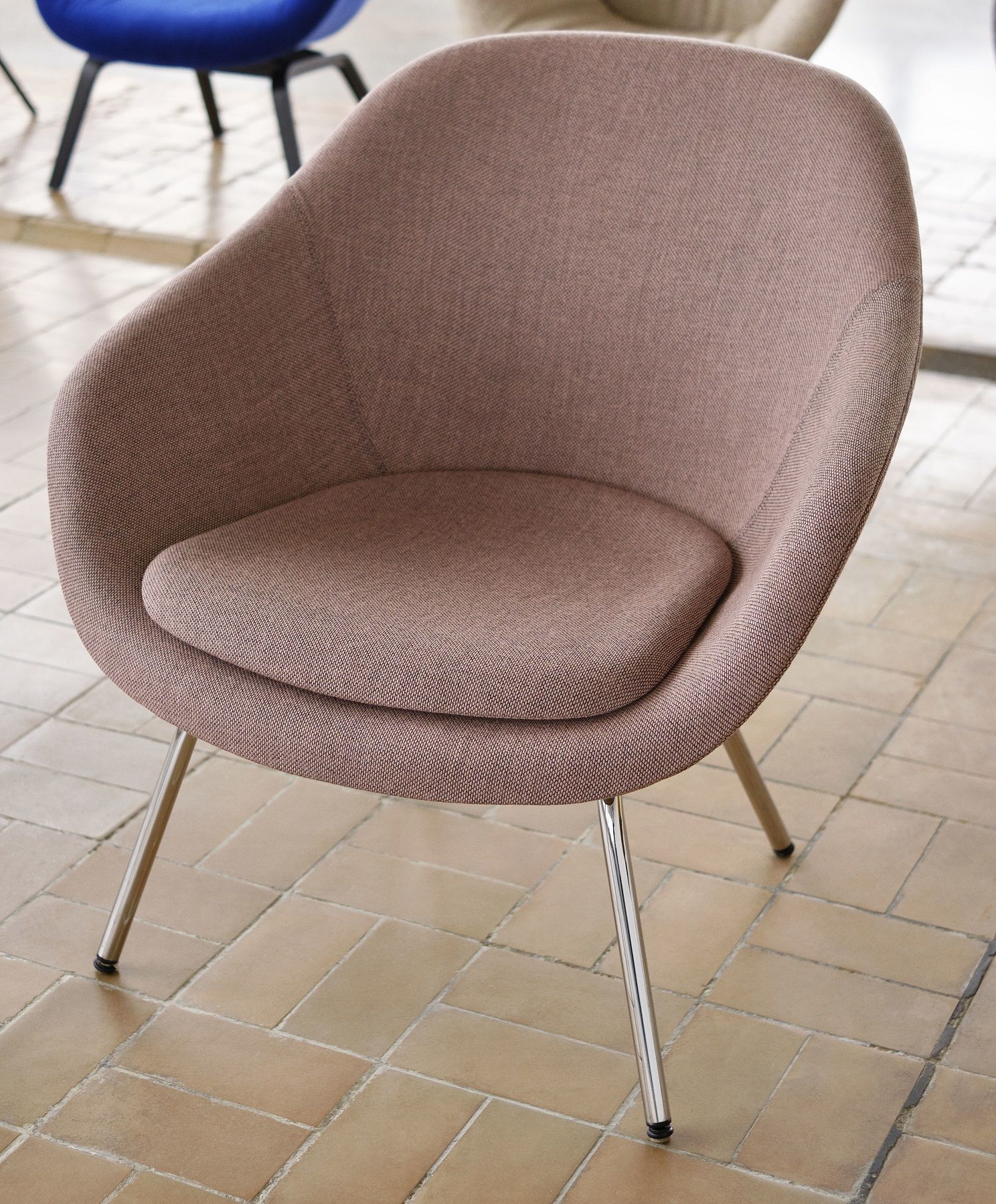 Nahaufnahme des About a Lounge AAL 87 Sessel von Hay mit braunem Stoffbezug.