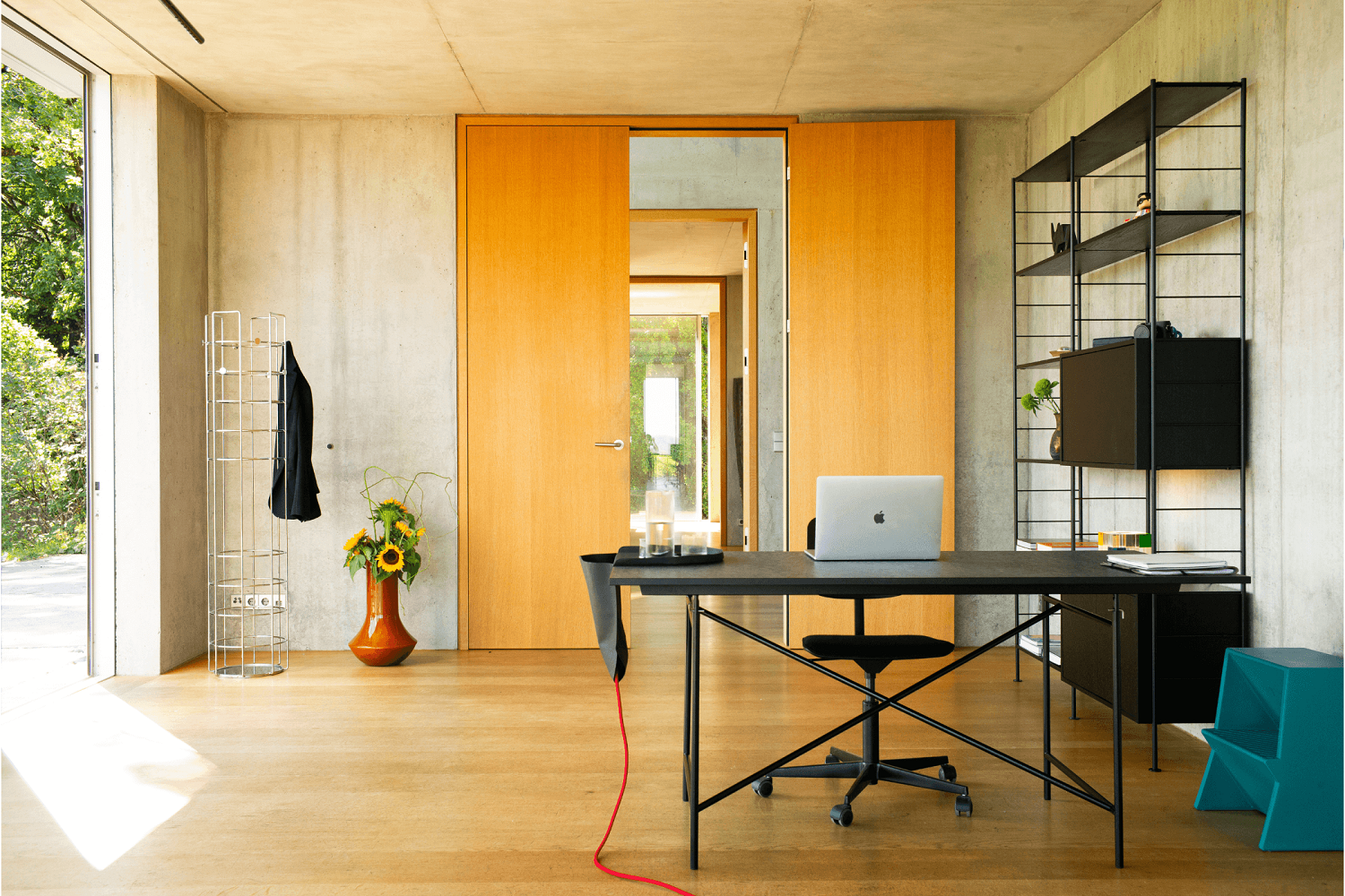 Eiermann Tisch mit Kreuzstreben in Silber (RAL 9006) im modernen Büro. Design Tischgestell.