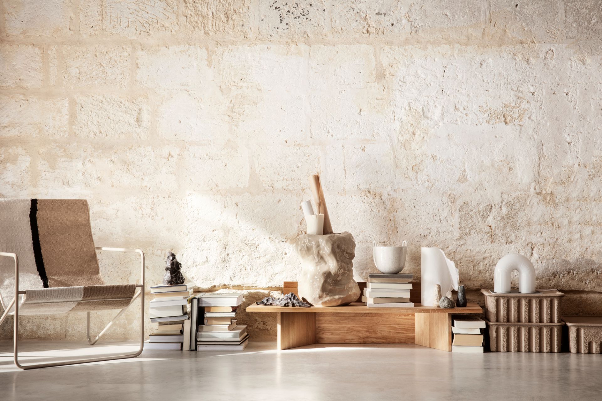 Nahaufnahme der Ferm Living Vuelta Tischleuchte, kombiniert mit dekorativen Elementen auf einem Holzregal.