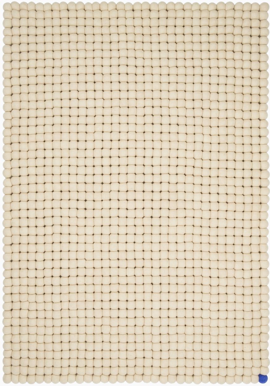 Beiger, rechteckiger Filzteppich von myfelt, Modell Big One, aus vielen kleinen Filzkugeln.