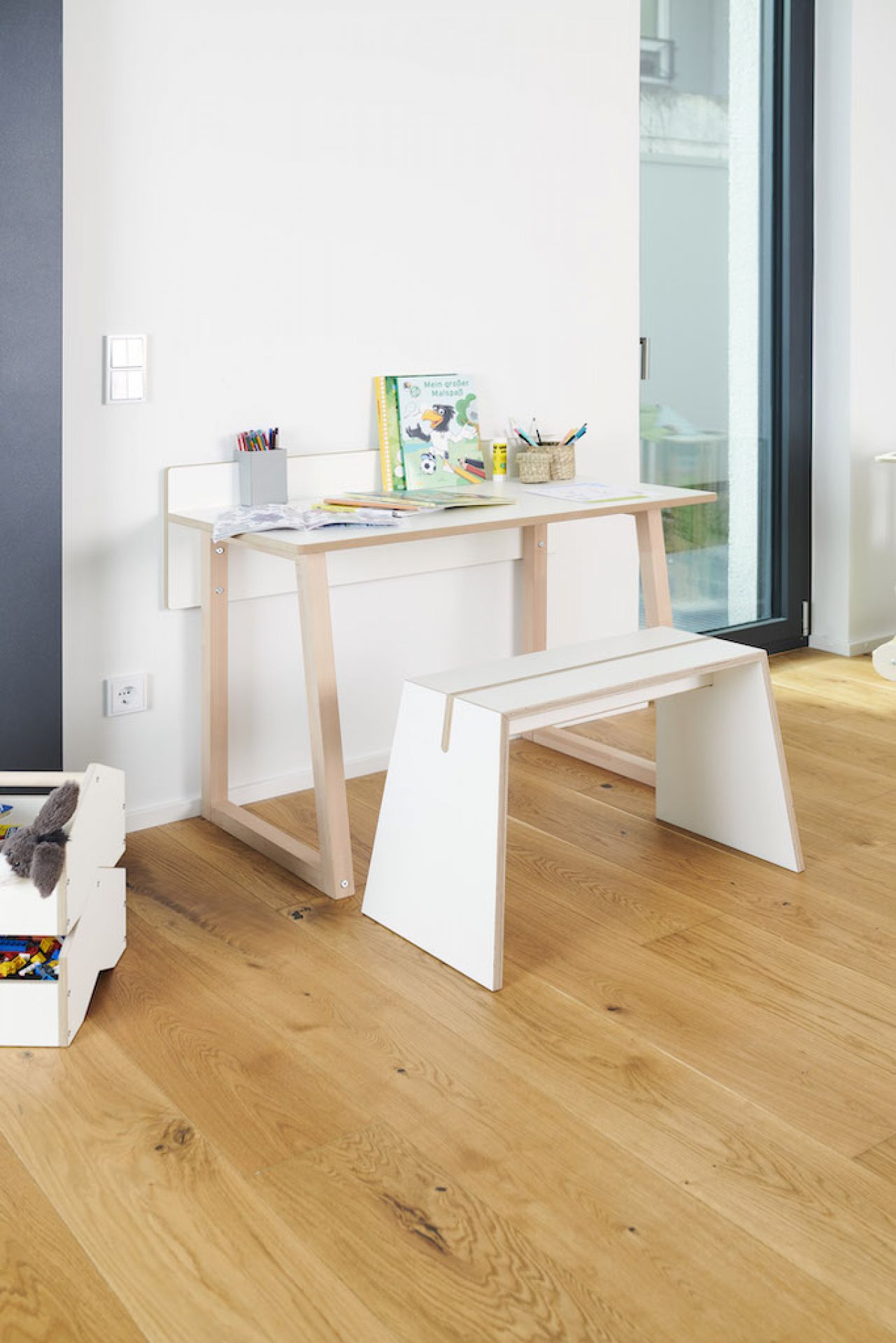 Tojo Stubenhocker Hocker aus Holz, weiß lackiert, mit passendem Schreibtisch im Kinderzimmer.