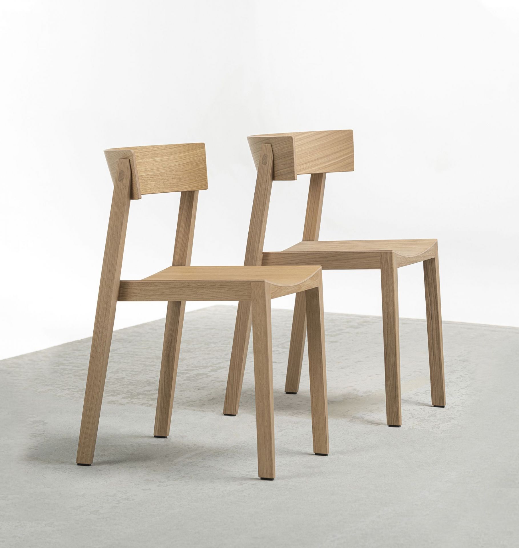 Zwei Bik Stühle von Prostoria aus hellem Holz, minimalistisches Design für Esszimmer und Wohnbereich.