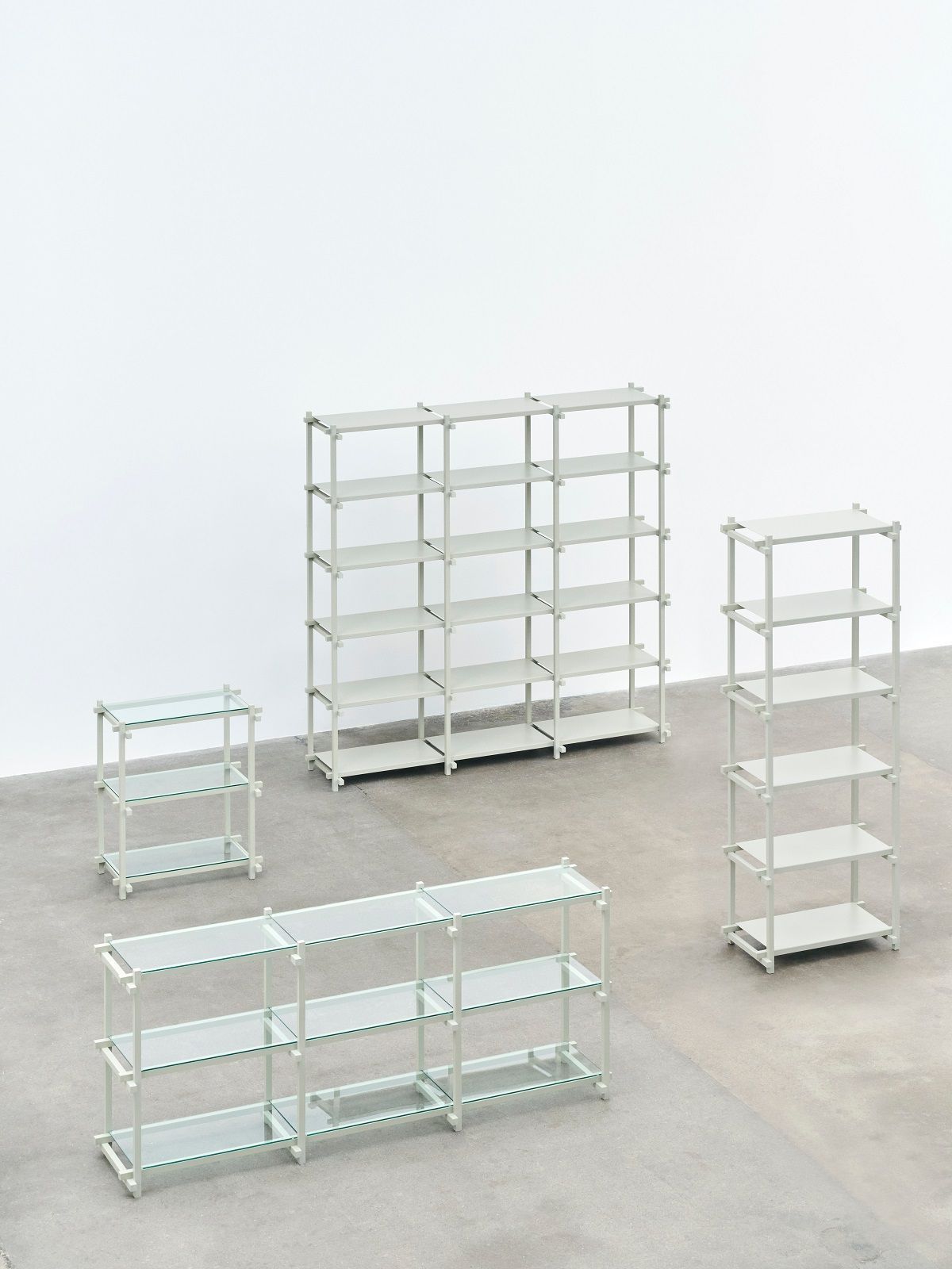 Hay Woody Regalsystem in verschiedenen Größen und Ausführungen, modernes modulares Möbeldesign für Wohnzimmer und Büro.