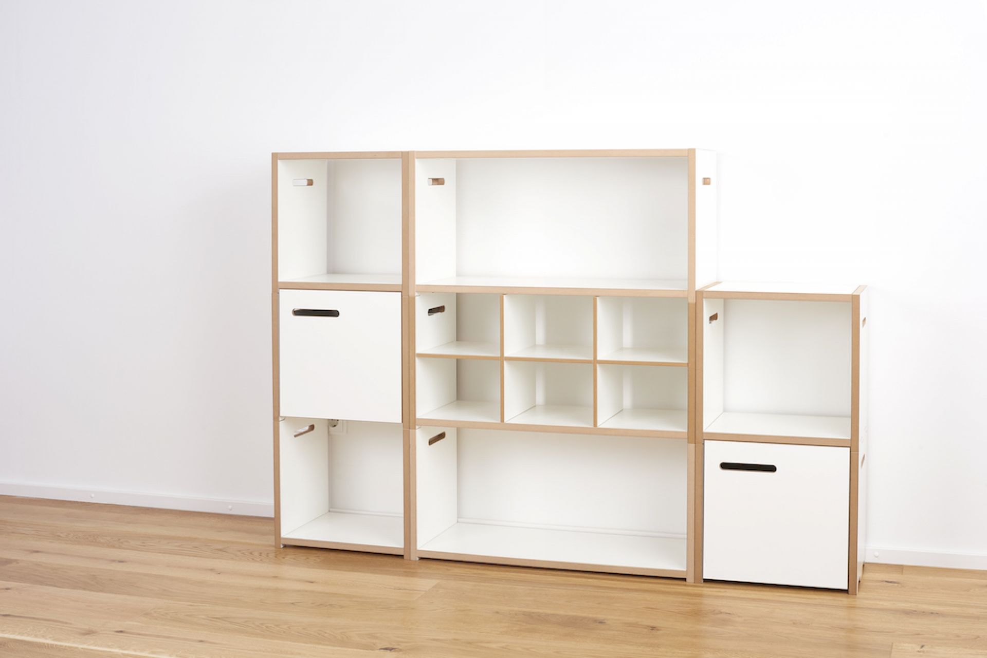 Tojo Halbstark Regal mit Tür rechts, weißes modulares Regalsystem für Wohnzimmer und Büro.