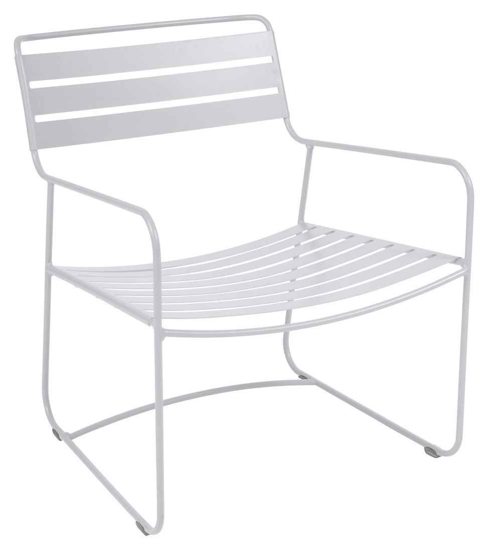 Surprising Sessel von Fermob, ein moderner, tiefer Outdoor-Sessel aus Metall in Weiß.
