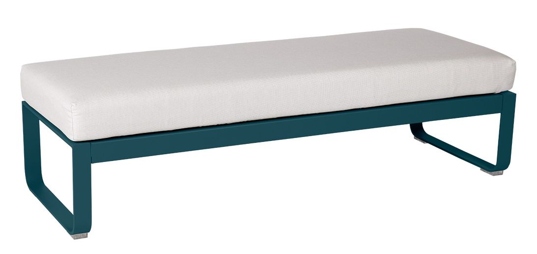 Bellevie Outdoor Hocker von Fermob, türkisblaues Gestell mit weißem Polster, modernes Design für Garten und Terrasse.
