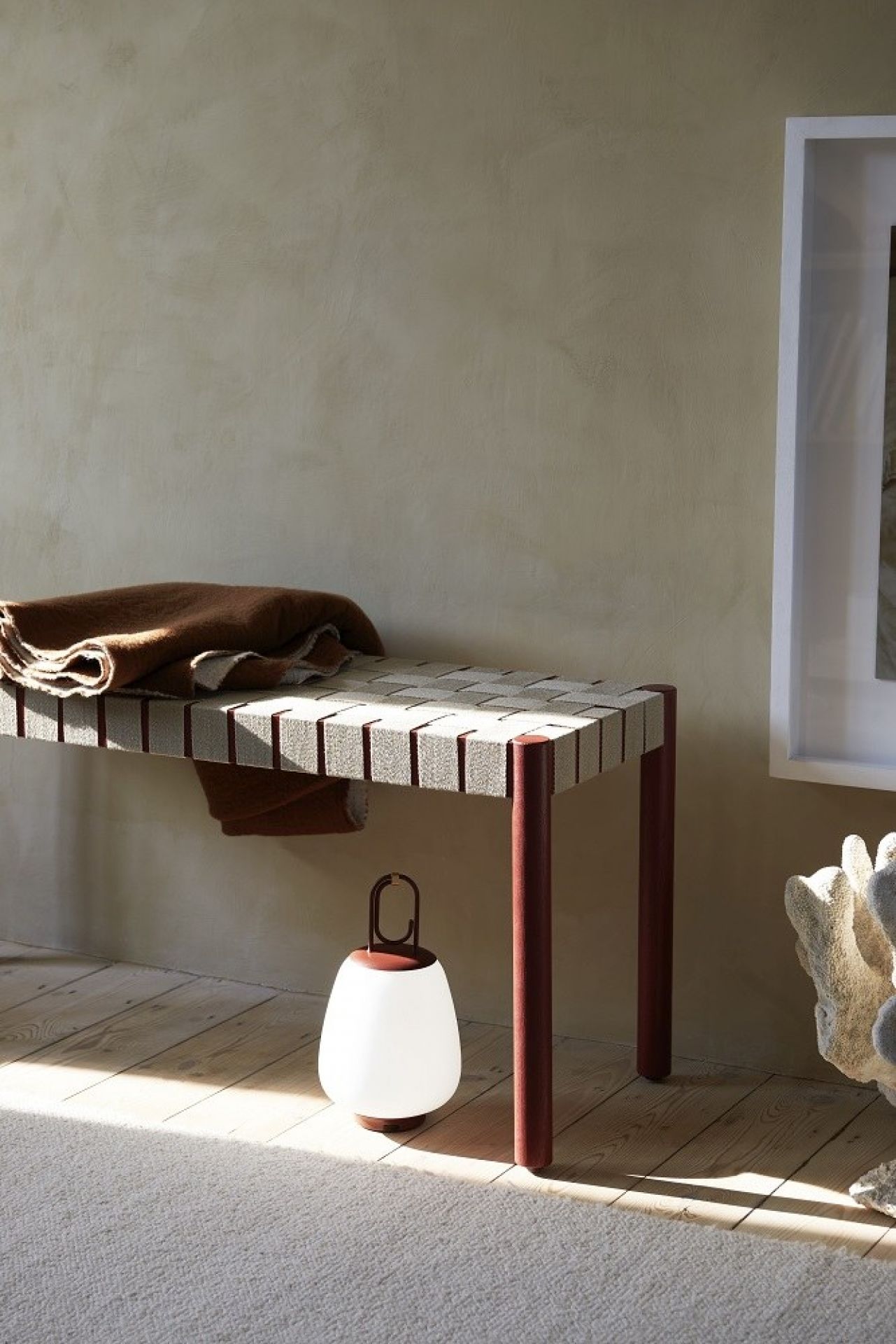 AndTradition Betty Bank TK4 mit brauner Decke und Laterne im minimalistischen Interieur.
