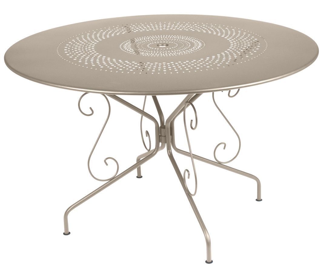 Montmartre Tisch Outdoor Fermob, runder Gartentisch aus Metall mit Lochmuster in Taupe.