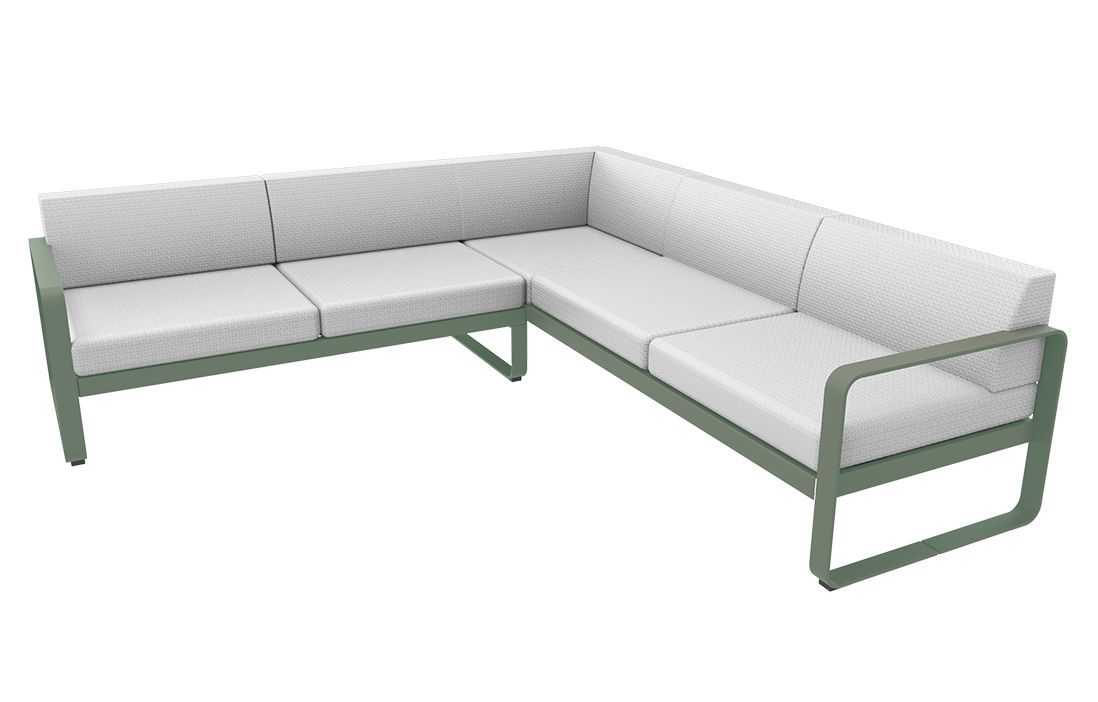 Bellevie Lounge Sofa von Fermob, grüne Outdoor Eckcouch mit weißen Polstern für Garten und Terrasse.