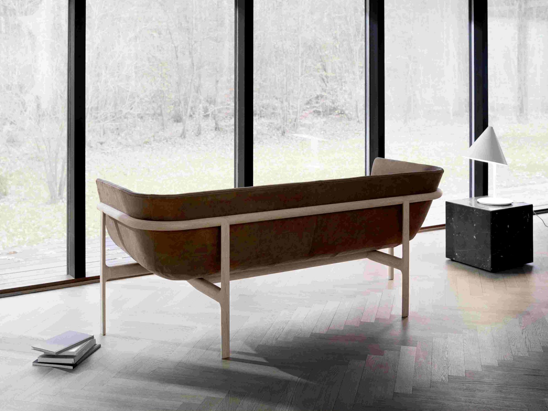 Audo Plinth Cubic Beistelltisch: Quadratischer Tisch aus grauem Kendzo Marmor, ideal als Nachttisch.