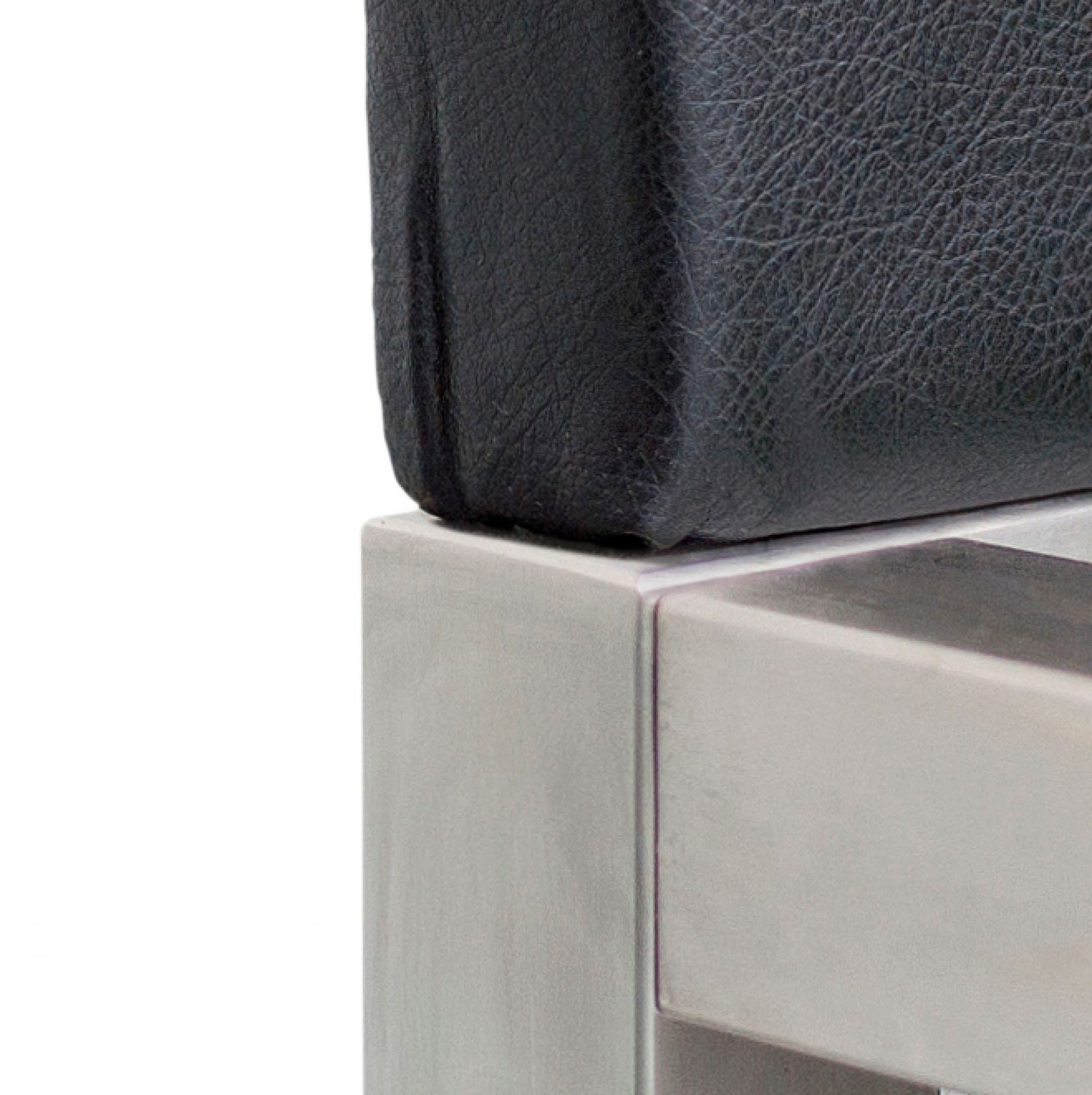 Detailaufnahme: Hans Hansen Pure Bett, Edelstahlrahmen mit schwarzem Polsterkopfteil. Bettgestell.
