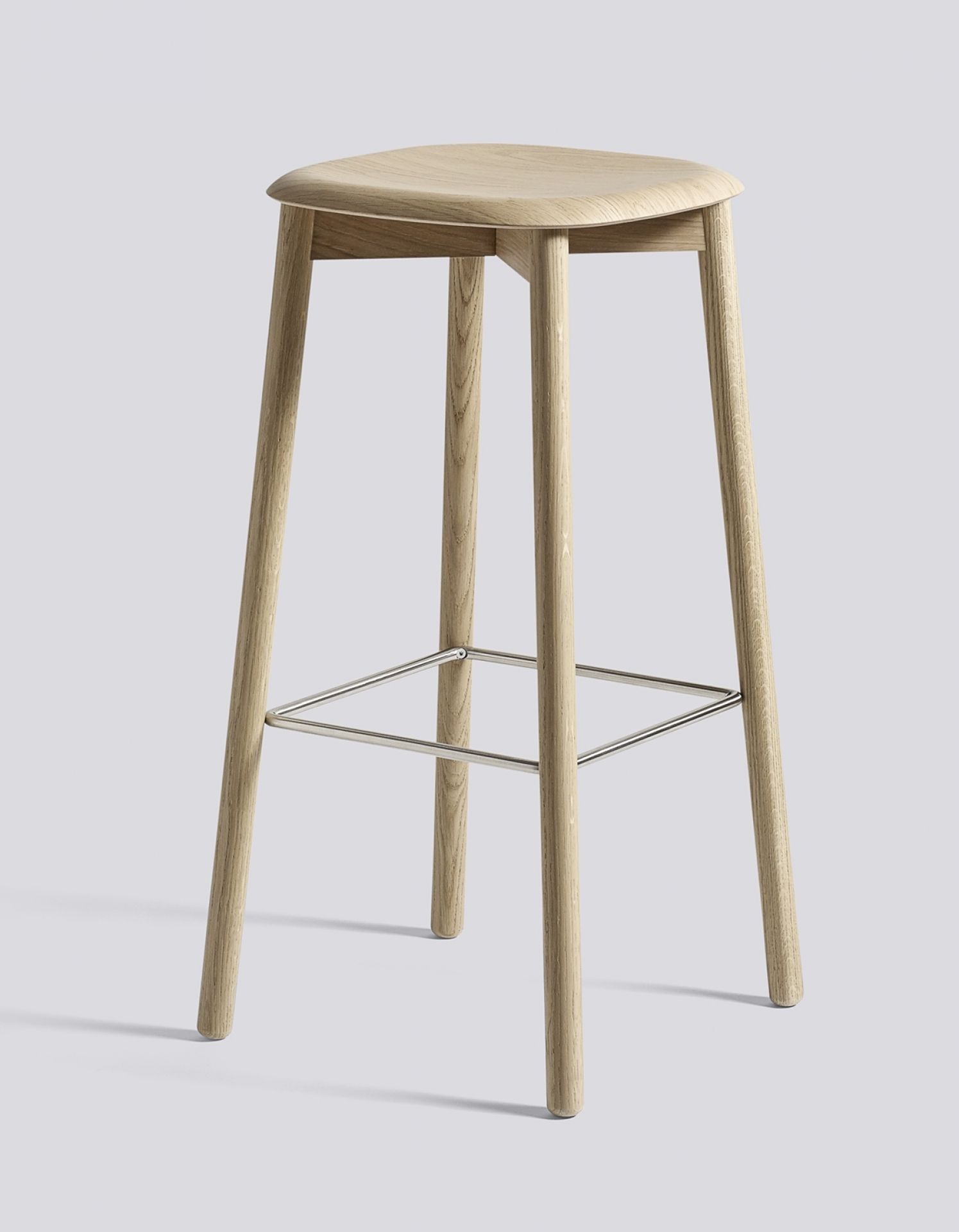 Hay Soft Edge Barhocker aus hellem Holz mit Metallfußstütze, ideal für moderne Küchen.