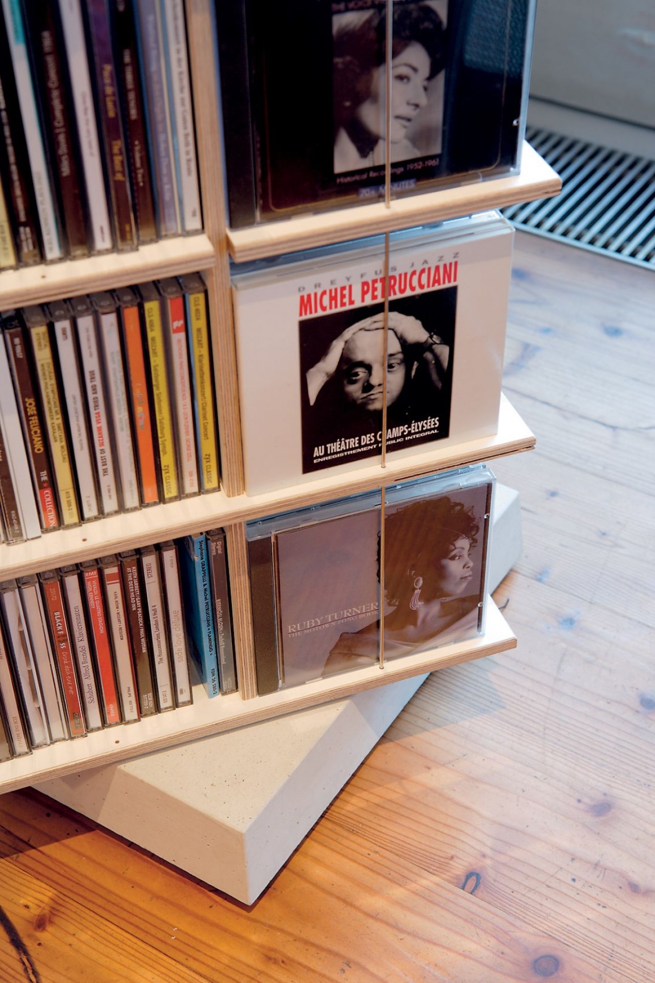 Musikstapler CD-Regal von Nils Holger Moormann, gefüllt mit CDs, modernes Design, minimalistisch, Holzregal, Betonfuß.