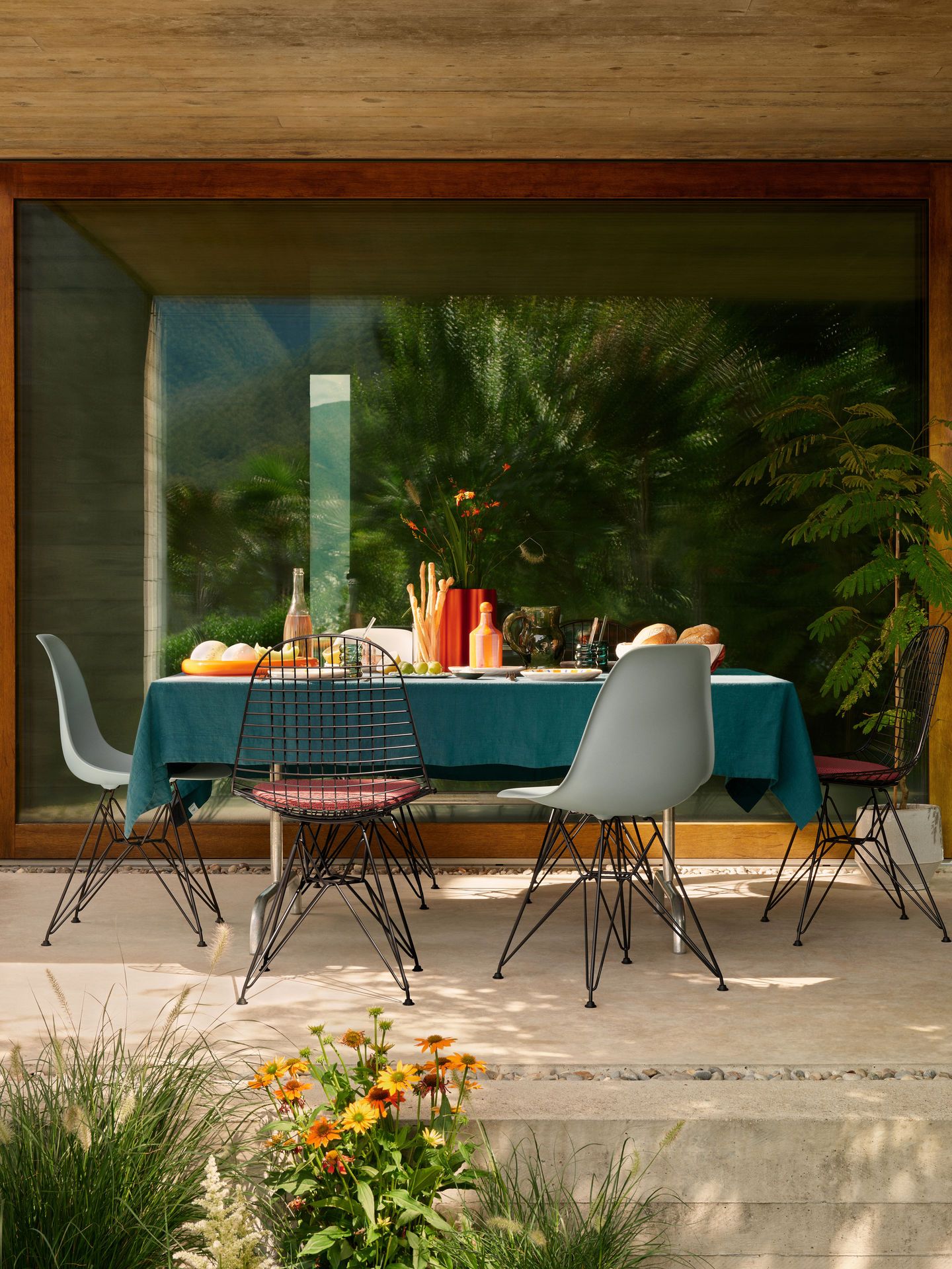 Esstisch mit Eames Plastic Side Chairs DSR Stühlen von Vitra mit Sitzpolster. Designklassiker für Esszimmer und Wohnbereich.