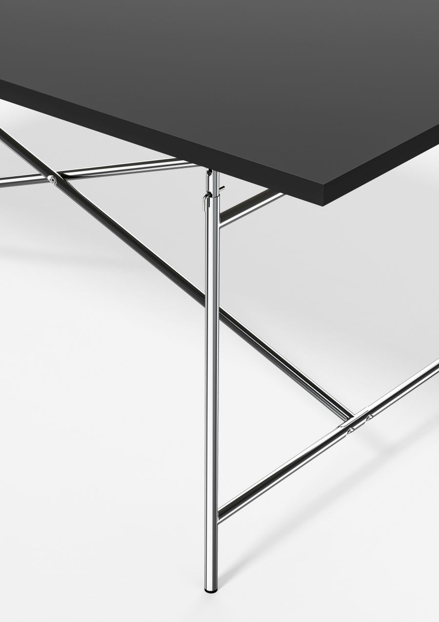 Detailaufnahme des Eiermann Tischgestells mit schwarzer Tischplatte von Richard Lampert, modernes Design.