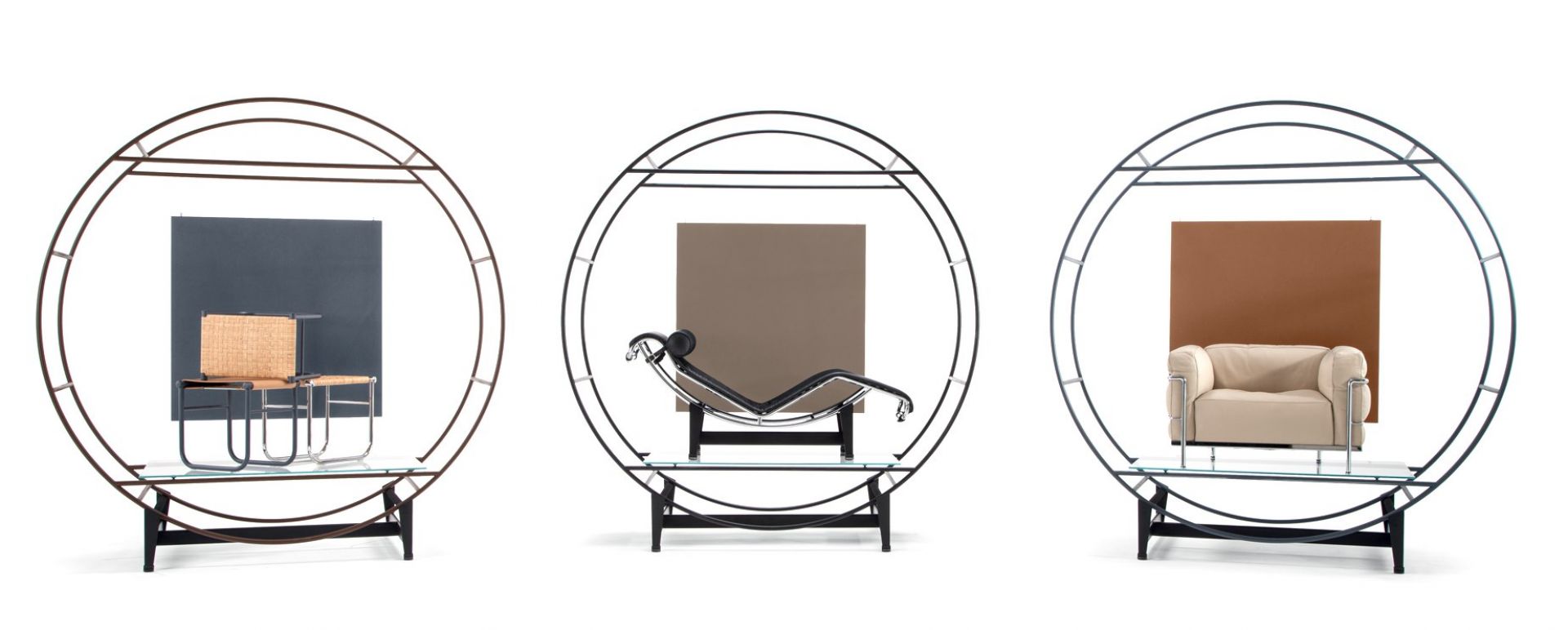 Drei Cassina Sessel: 3 Fauteuil Grand Confort, Liege LC4 und ein Ledersessel in runder Metallkonstruktion.