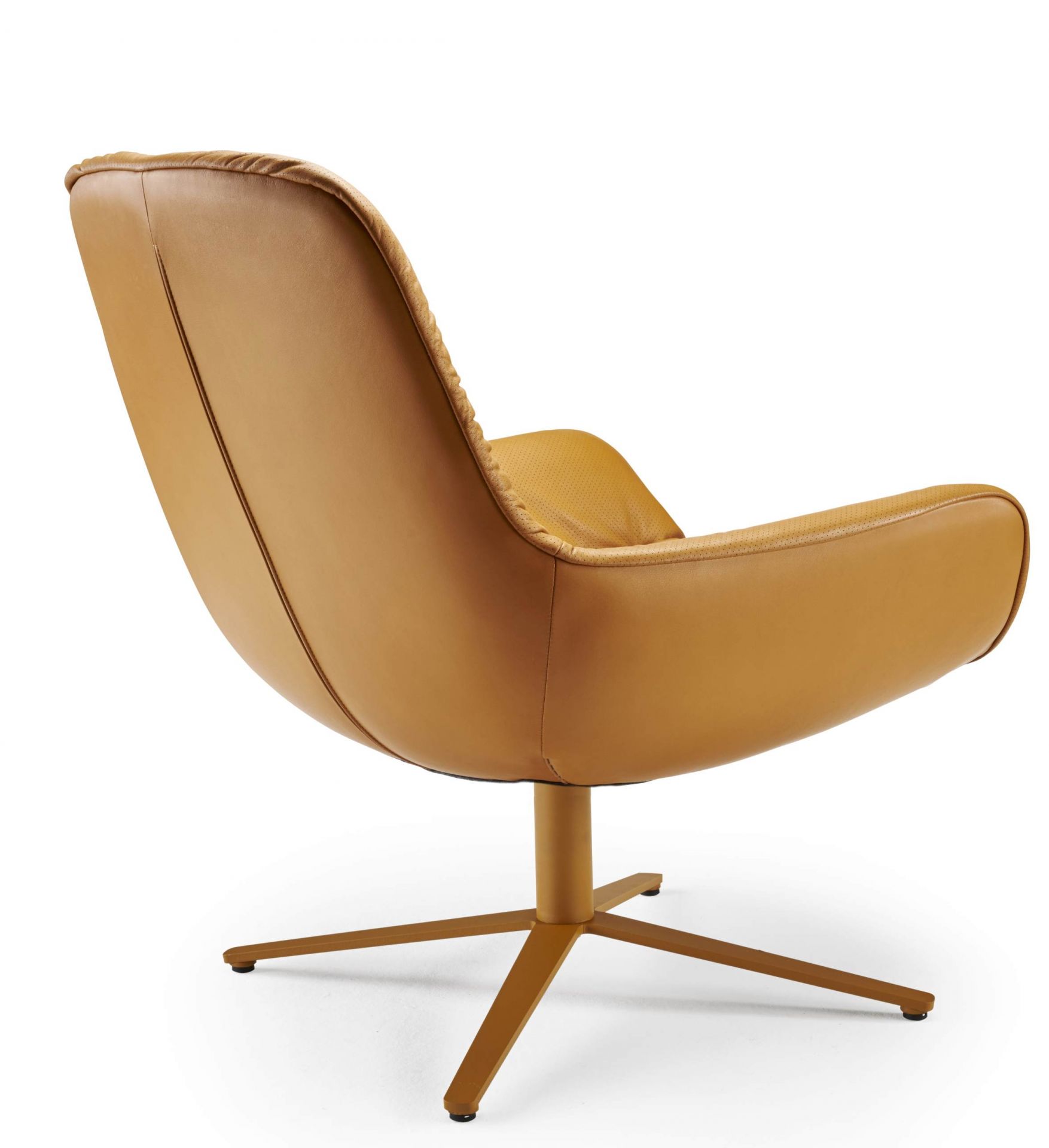 Goldener Leya Lounge Chair Sessel der Freifrau Manufaktur, Ledersessel mit Drehfuß, modernes Möbeldesign.