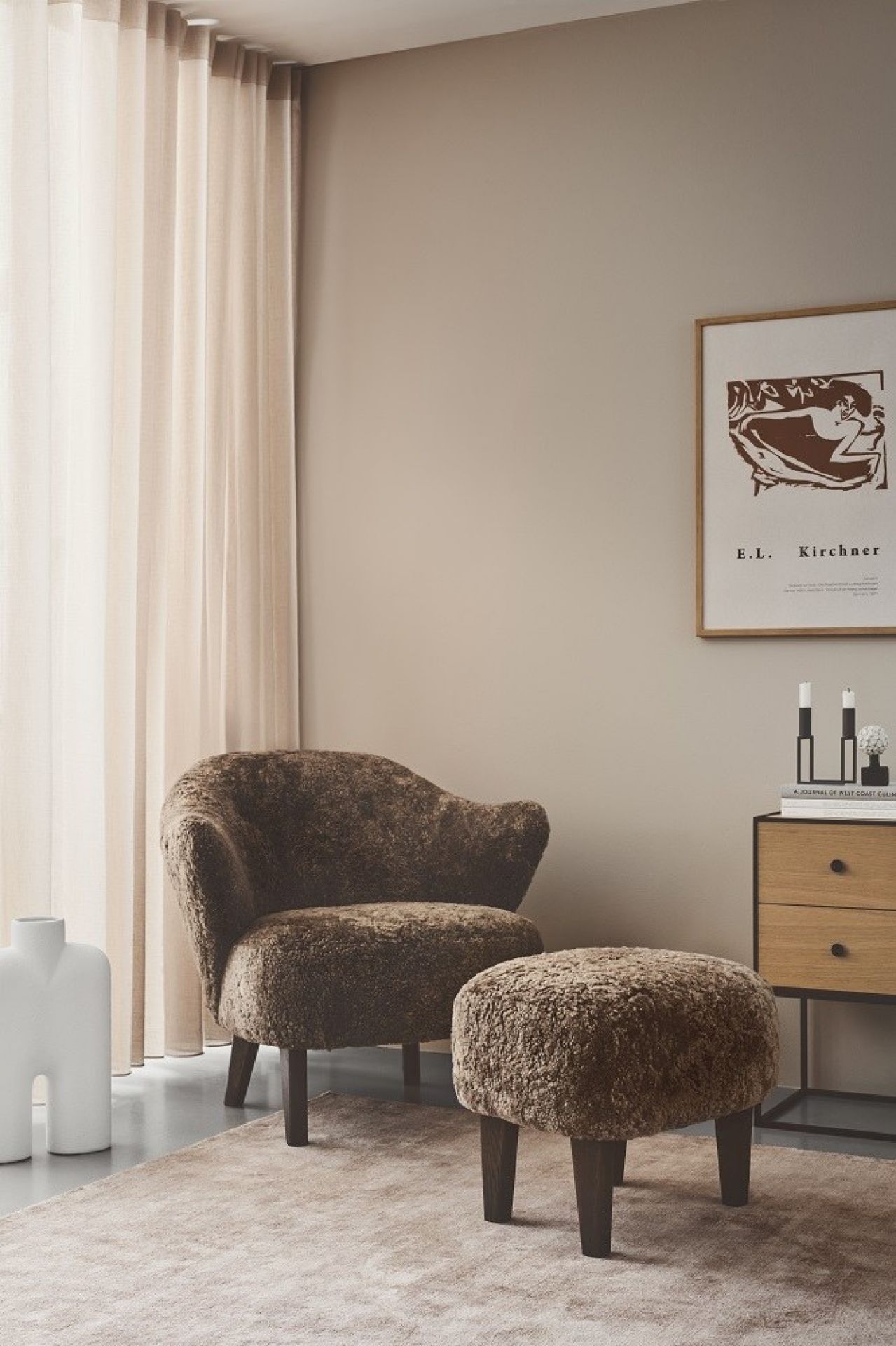 Brauner Ingeborg Sessel von Audo mit passendem Hocker im Wohnzimmer, gemütliche Polstermöbel.