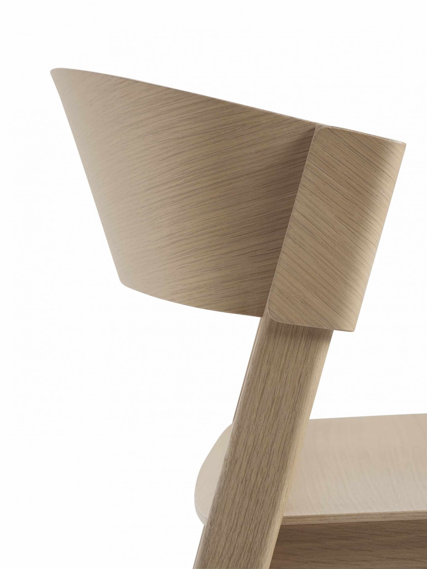 Detailaufnahme des Muuto Cover Stuhls: Rückenlehne und Holzstruktur des Designerstuhls in hellem Holz.