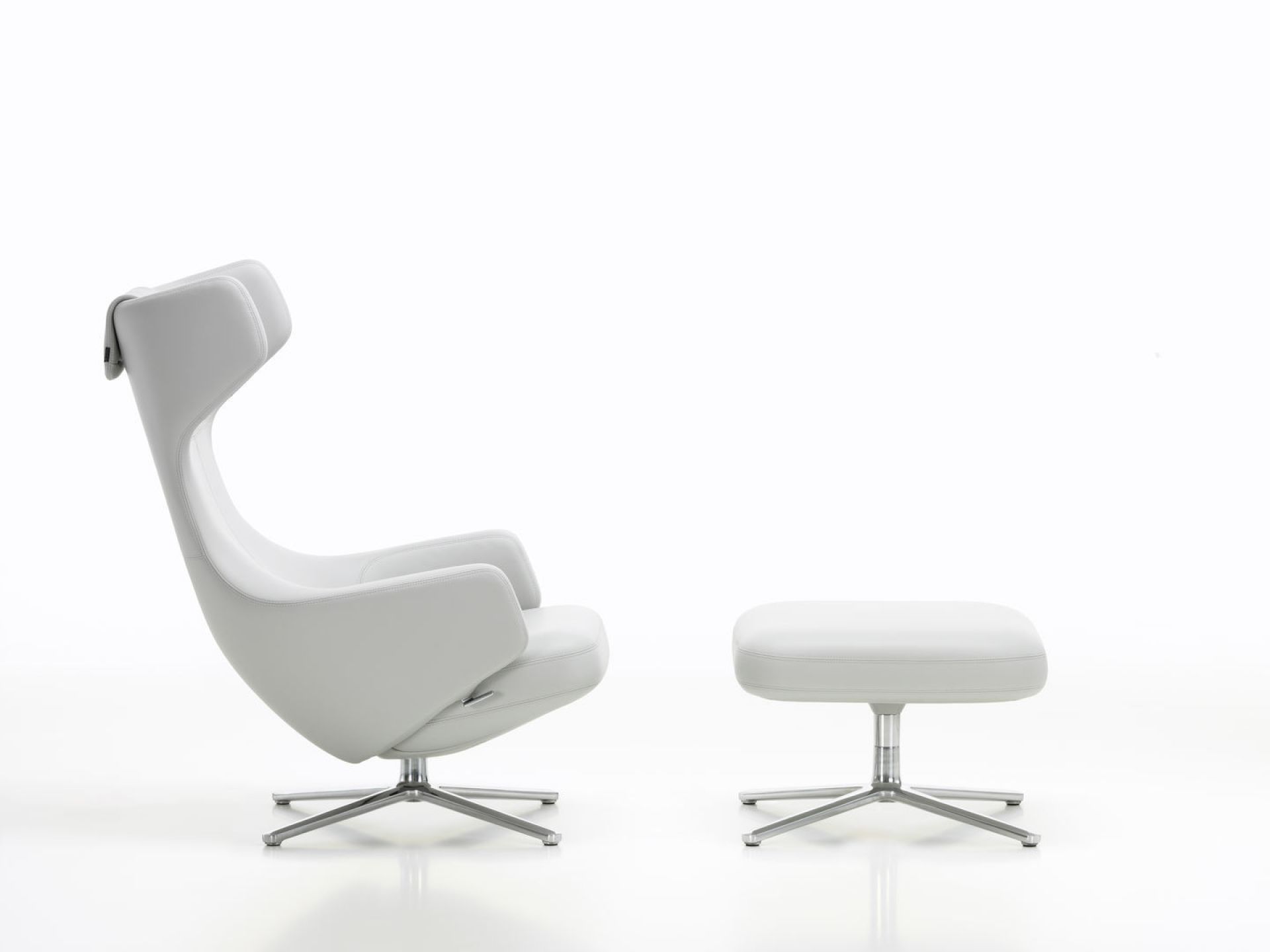 Weißer Vitra Grand Repos Sessel mit Ottoman, Lederbezug und Drehfuß auf hellem Hintergrund.