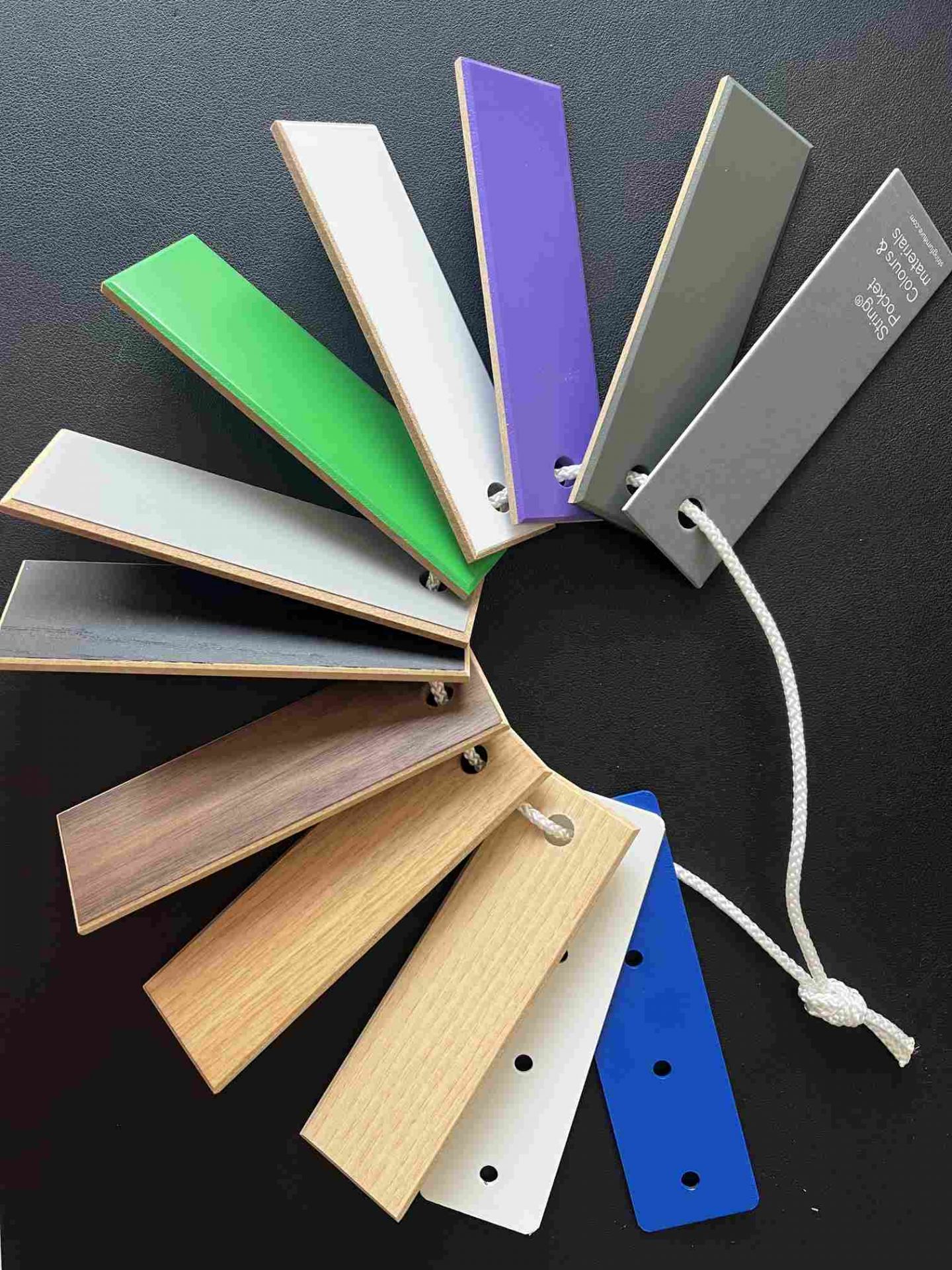 Farbmuster für String Pocket Regal, verschiedene Farben und Materialien aufgefächert mit Kordel.