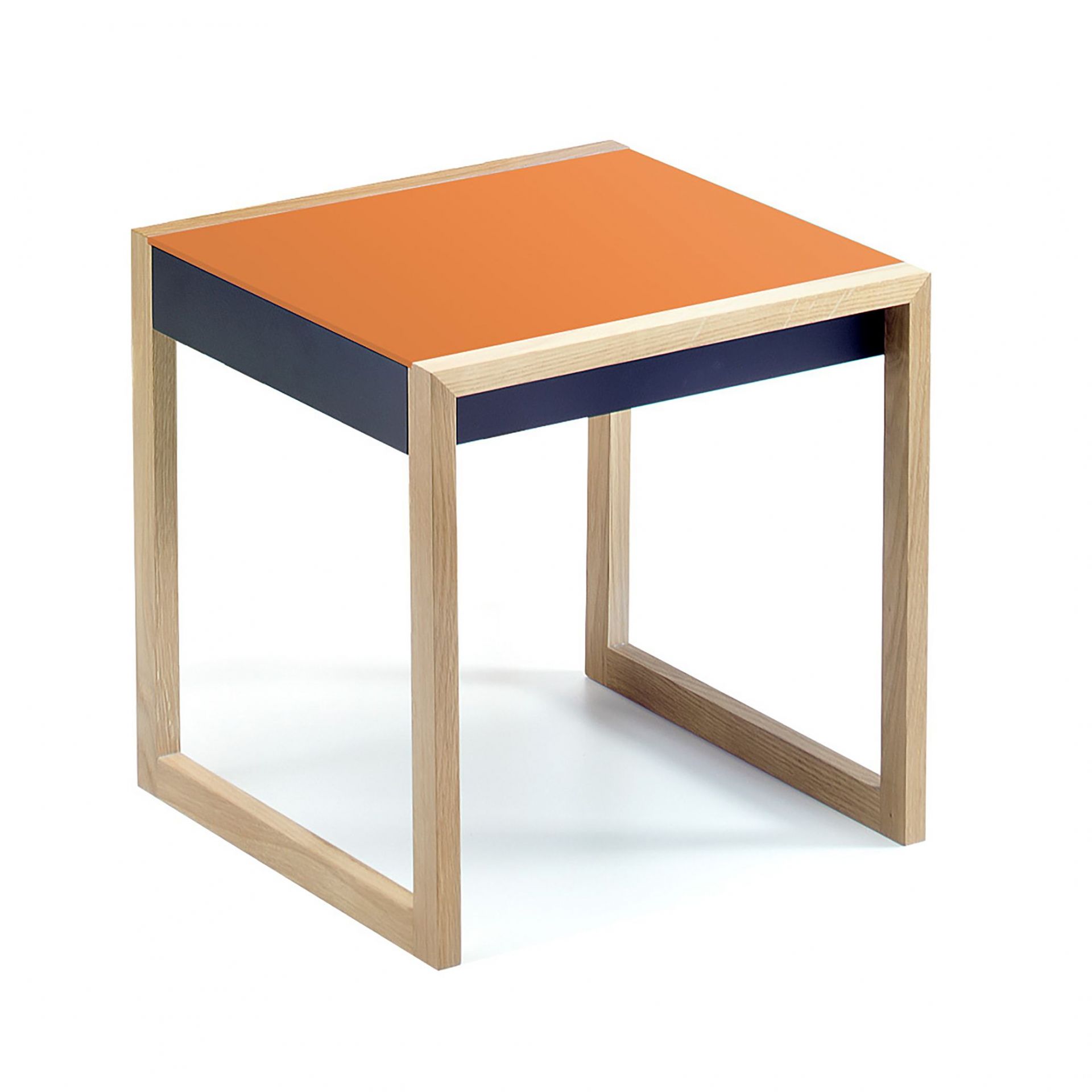 Quadratischer Bauhaus Satztisch aus Holz mit orangefarbener Tischplatte, Teil des 4er Sets.