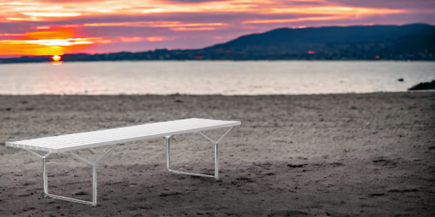 Weiße Bertoia Bank von Knoll International am Strand bei Sonnenuntergang, ideal für drinnen und draußen.