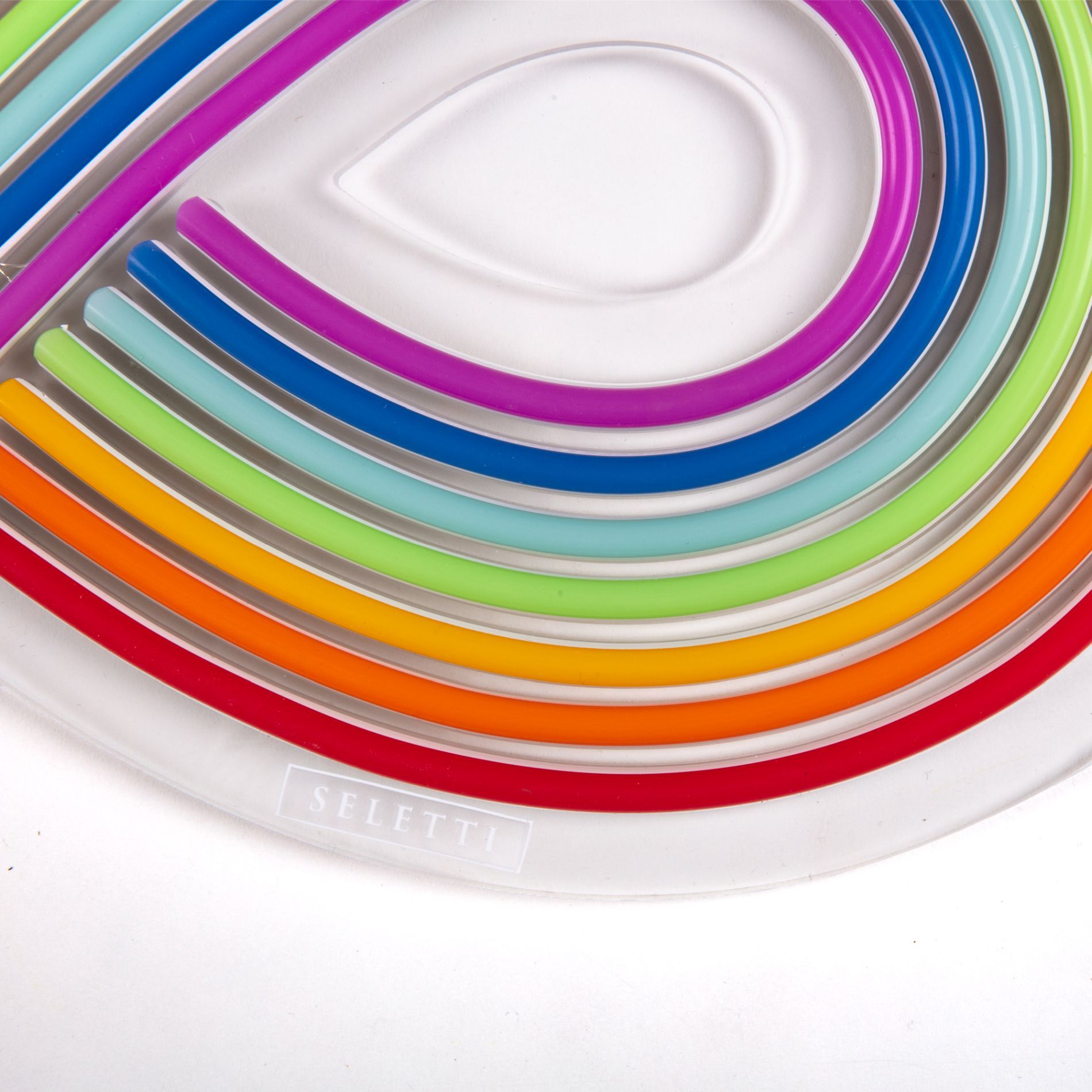 Nahaufnahme der Seletti Rainbow LED Leuchte, bunte Neon-Optik, modernes Design, dekorative Beleuchtung.