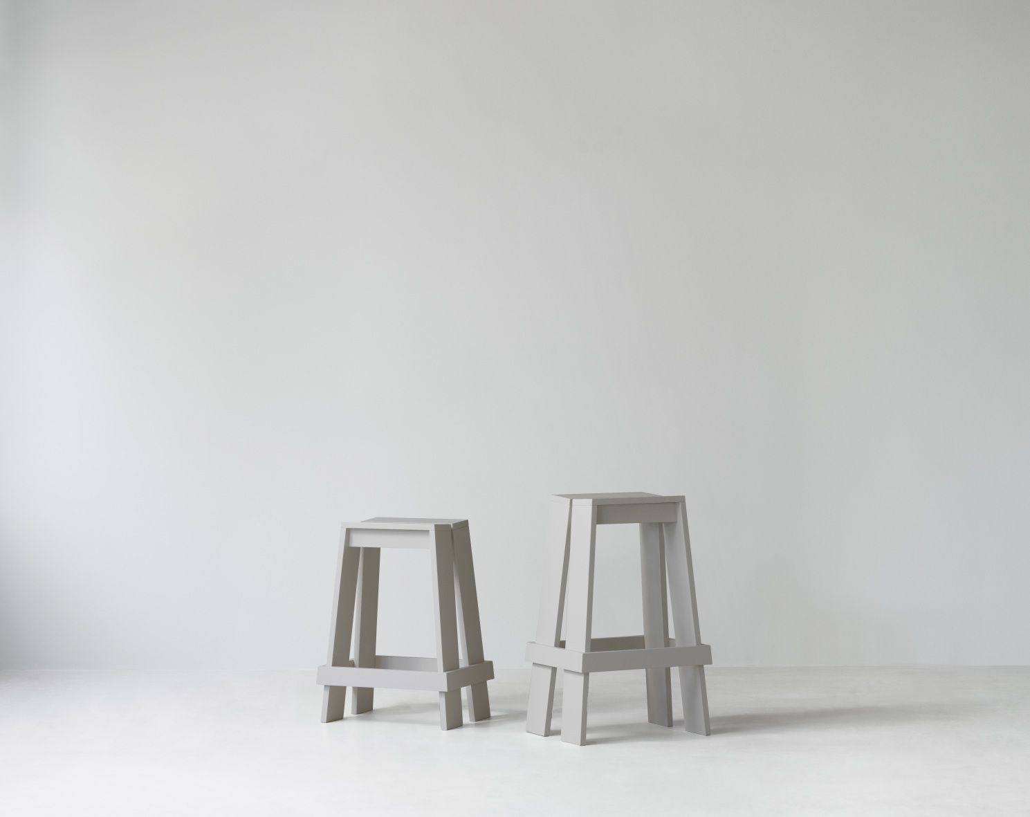 Zwei graue Let Barhocker H 75 cm von Normann Copenhagen vor einer weißen Wand.