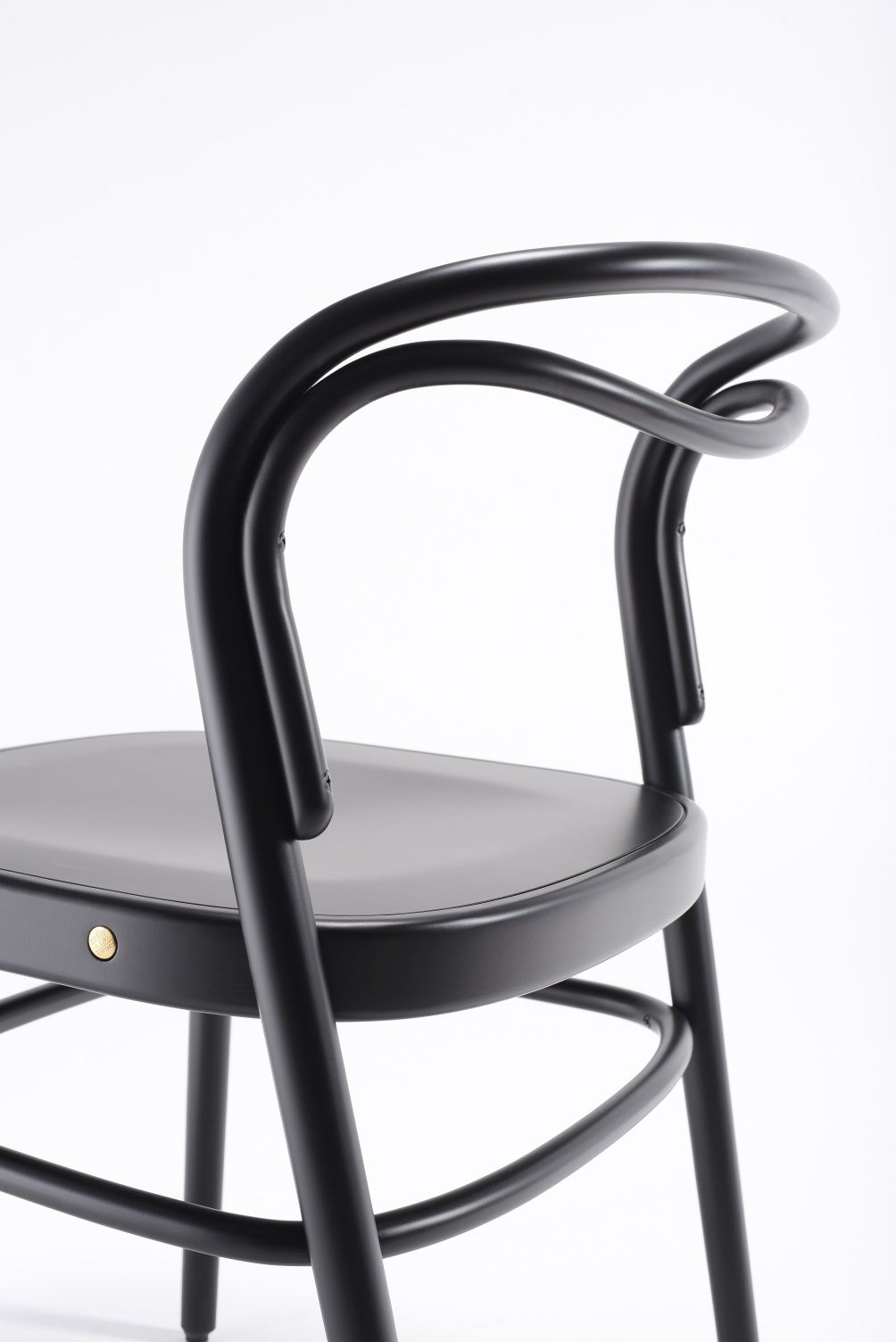Detailaufnahme des schwarzen Beaulieu Stuhls von Wiener GTV Design mit gebogener Rückenlehne und minimalistischem Design.
