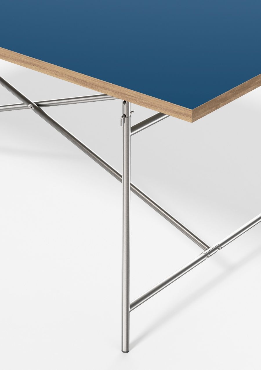Detailansicht des Eiermann Tischgestells mit blauer Tischplatte und filigranem Stahlrohr Design.