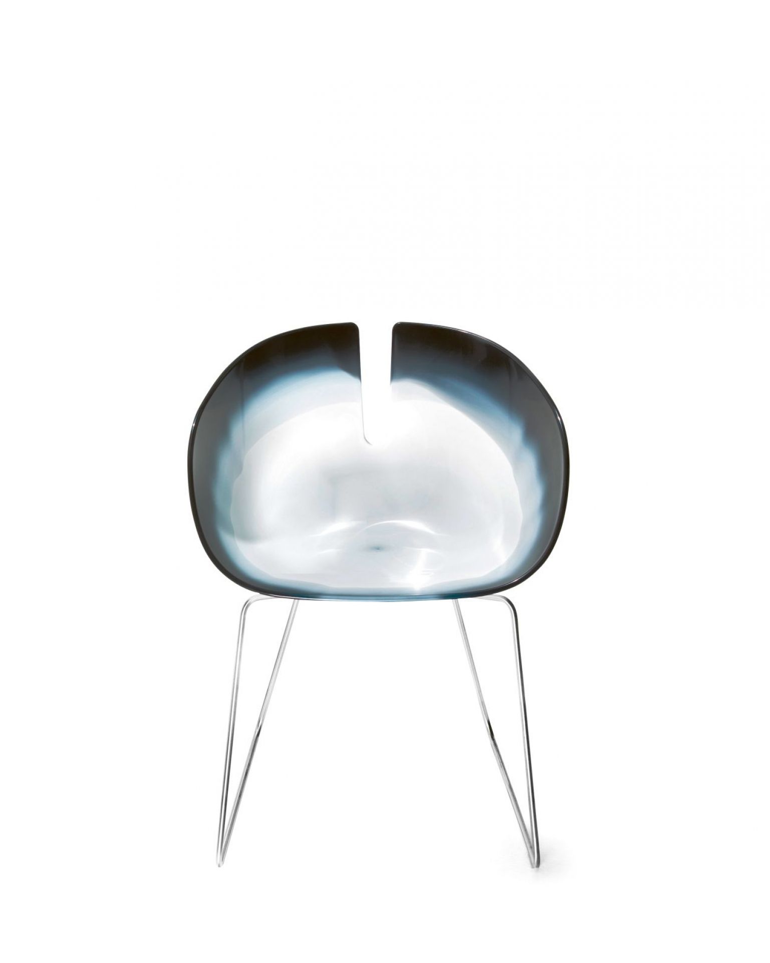 Fjord Stuhl von Moroso mit blauer Sitzschale und verchromten Metallbeinen, modernes Möbeldesign.