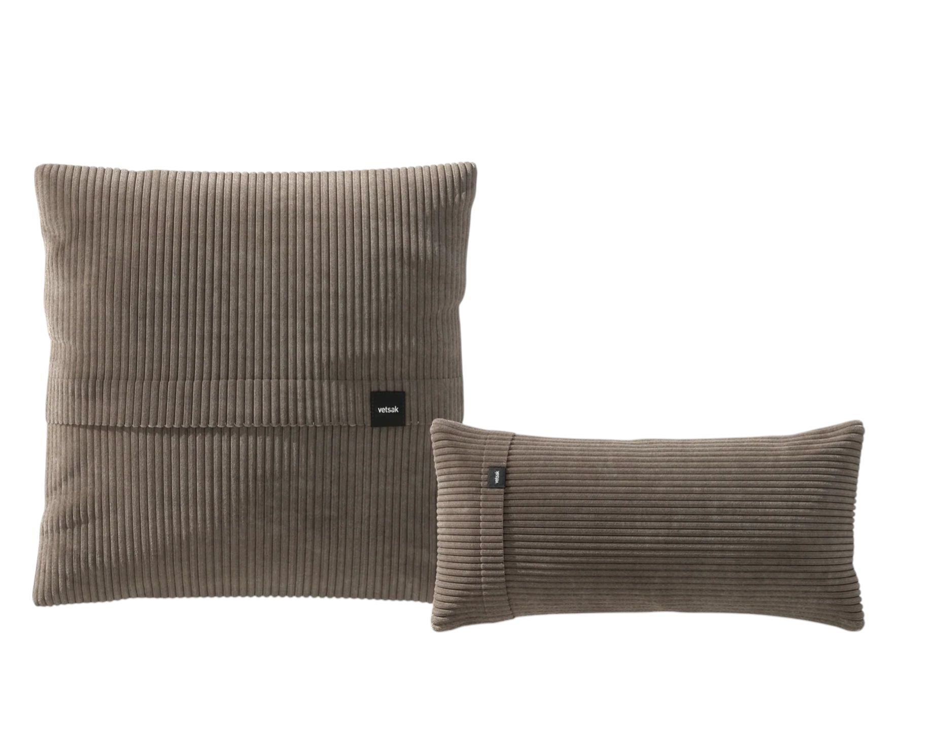 Vetsak Pillow Set: Zwei braune Cordkissen, ein quadratisches Dekokissen und ein längliches Nackenkissen.