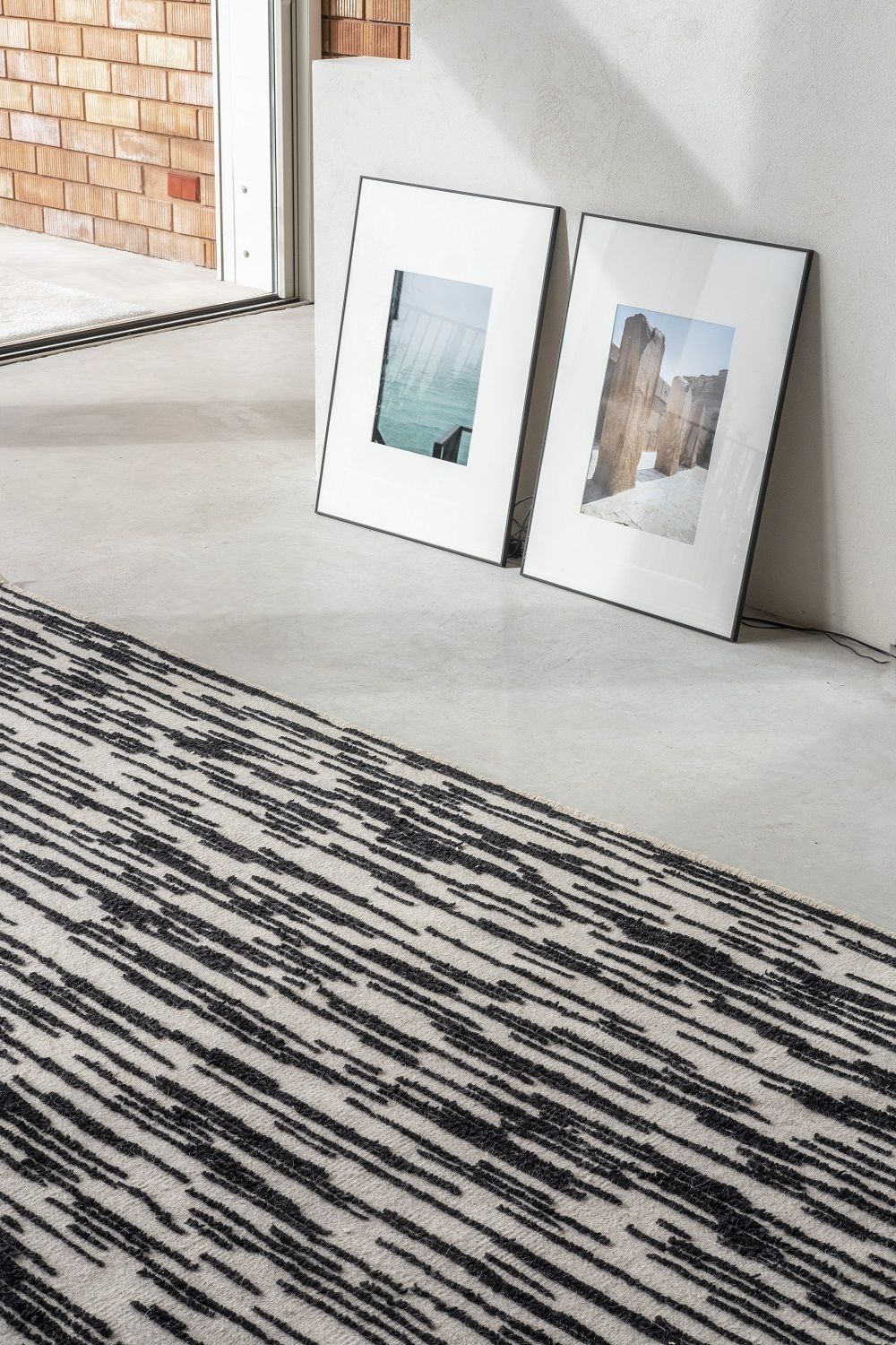Nanimarquina Teppich Doblecara Rug mit abstraktem, schwarz-weißem Muster in modernem Interieur.