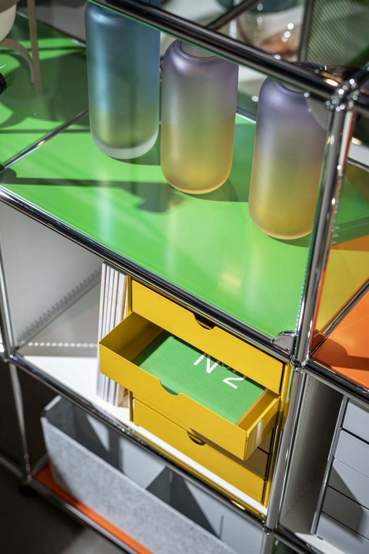 Detailaufnahme des USM Haller Möbelbausystems mit gelbem Inos Kastenset, ideal für stilvolle Home Office Aufbewahrung.
