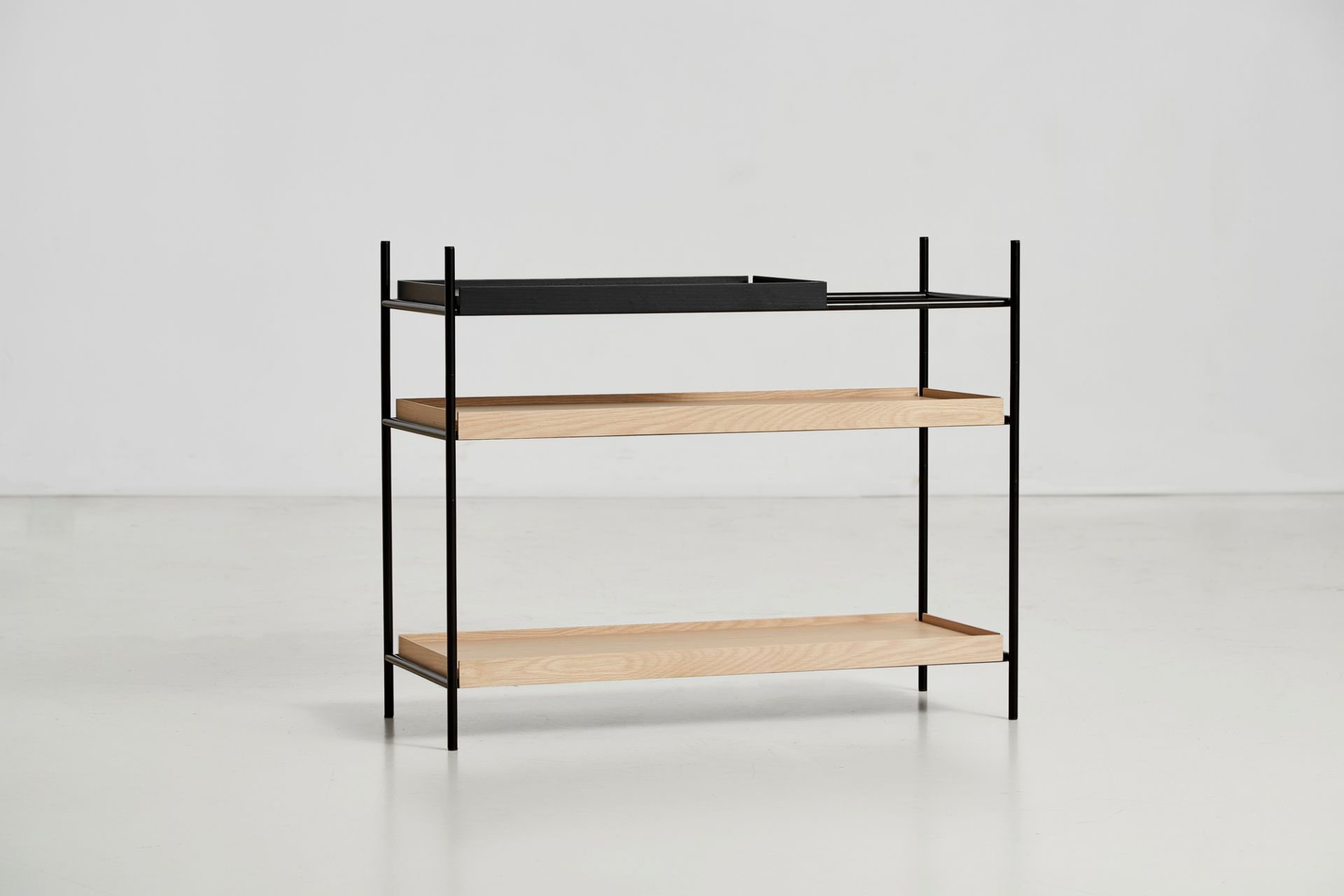 Tray Shelf Low Regal Woud mit drei Ablagen aus hellem Holz und schwarzem Metallgestell.