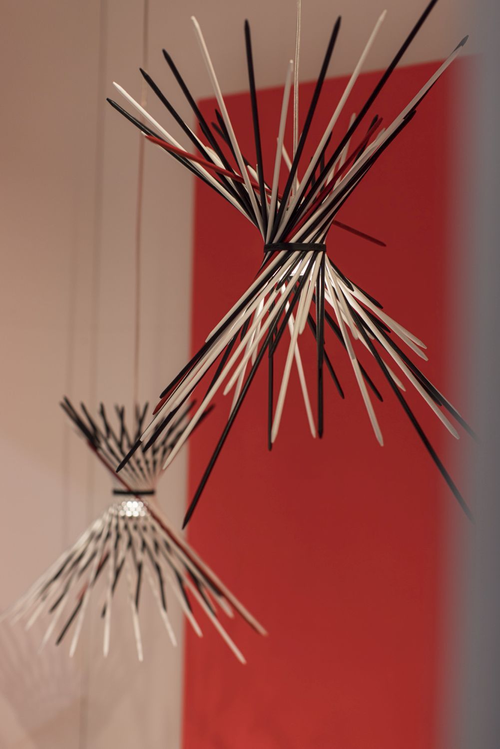 Pic-A-Stic Pendelleuchte von Ingo Maurer, moderne Hängelampe mit schwarzen, weißen und roten Stäben.