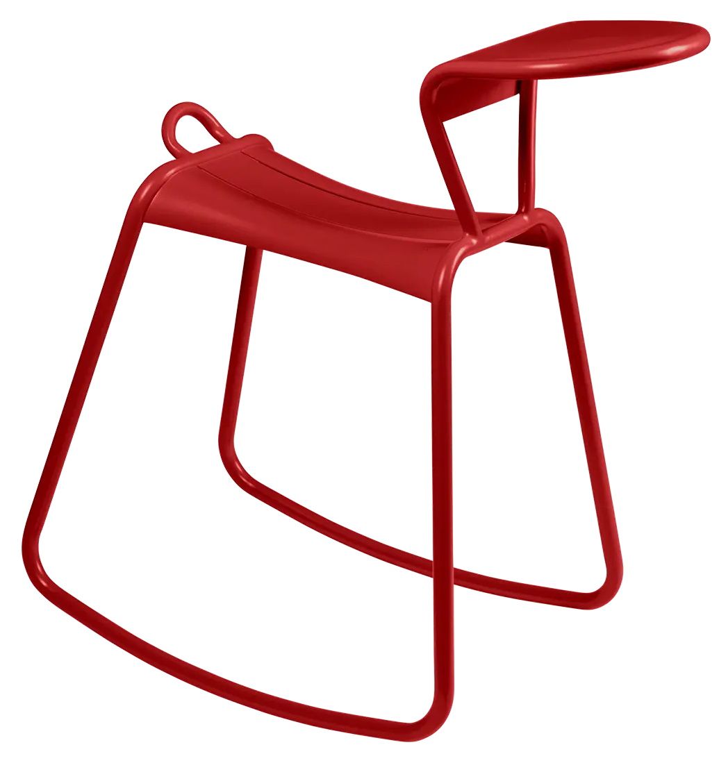 Roter Adadesk Beistelltisch Wippe von Fermob für den Außenbereich, moderner Metallhocker mit minimalistischem Design.