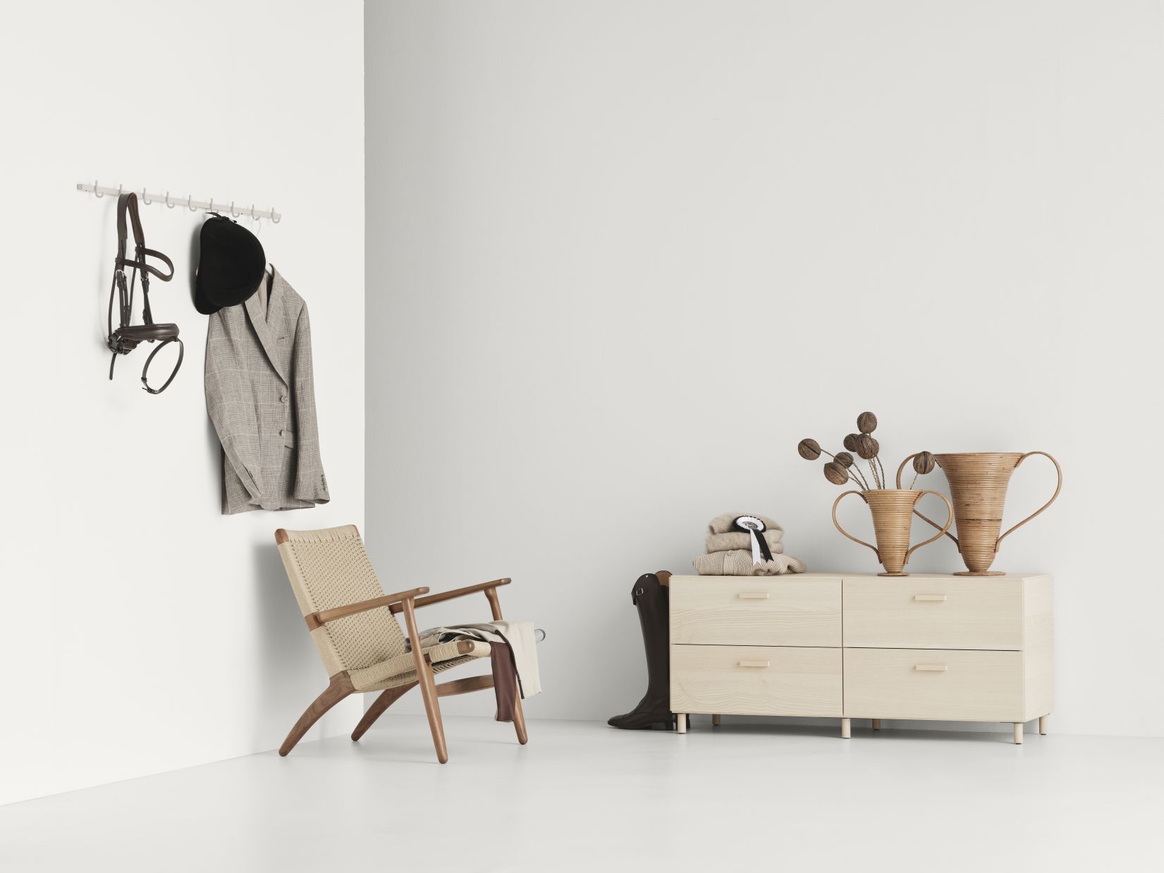 Helle Relief Kommode niedrig mit Beinen aus Esche von String Furniture im minimalistischen Raum.