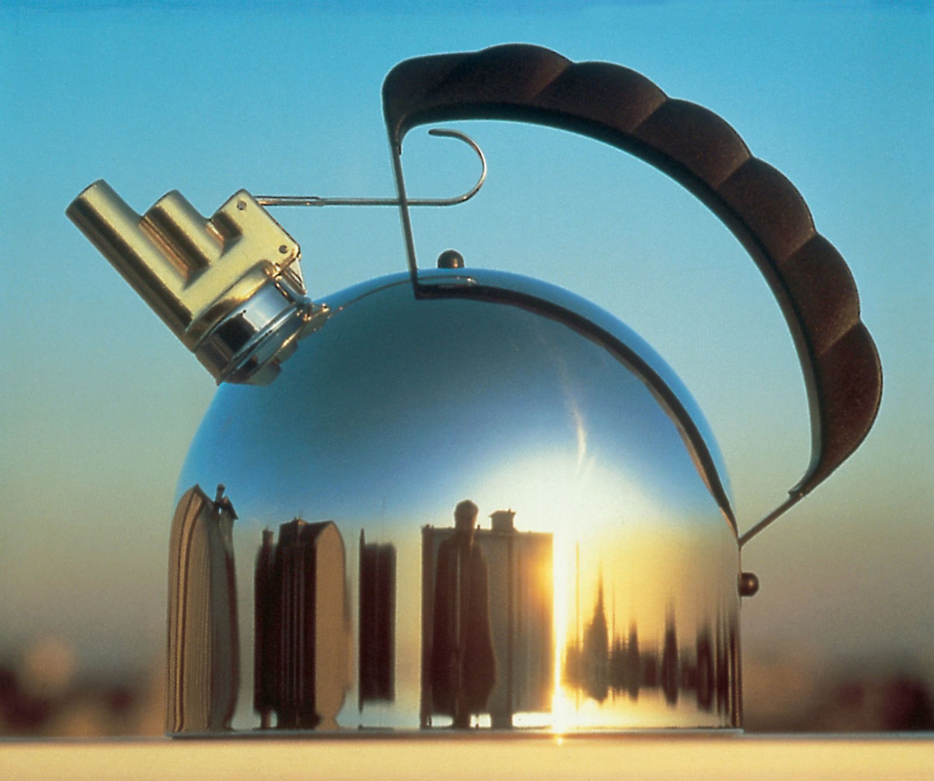 Alessi Wasserkessel 9091 FM, glänzend poliert, mit Vogelpfeife und ergonomischem Griff. Design-Klassiker für die Küche.