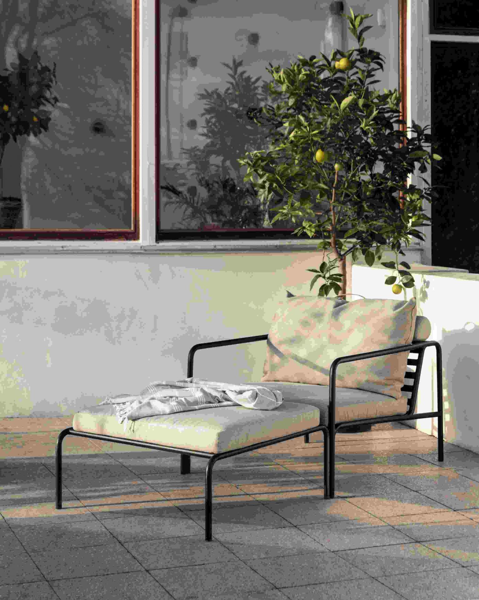 Avon Ottoman Outdoor Hocker mit Kissen und Decke auf einer Terrasse, Gartenmöbel.