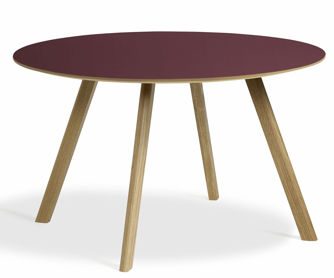 Hay Copenhague CPH 25 Tisch, runder Esstisch mit weinroter Tischplatte und hellem Holzgestell, Durchmesser 120 cm.