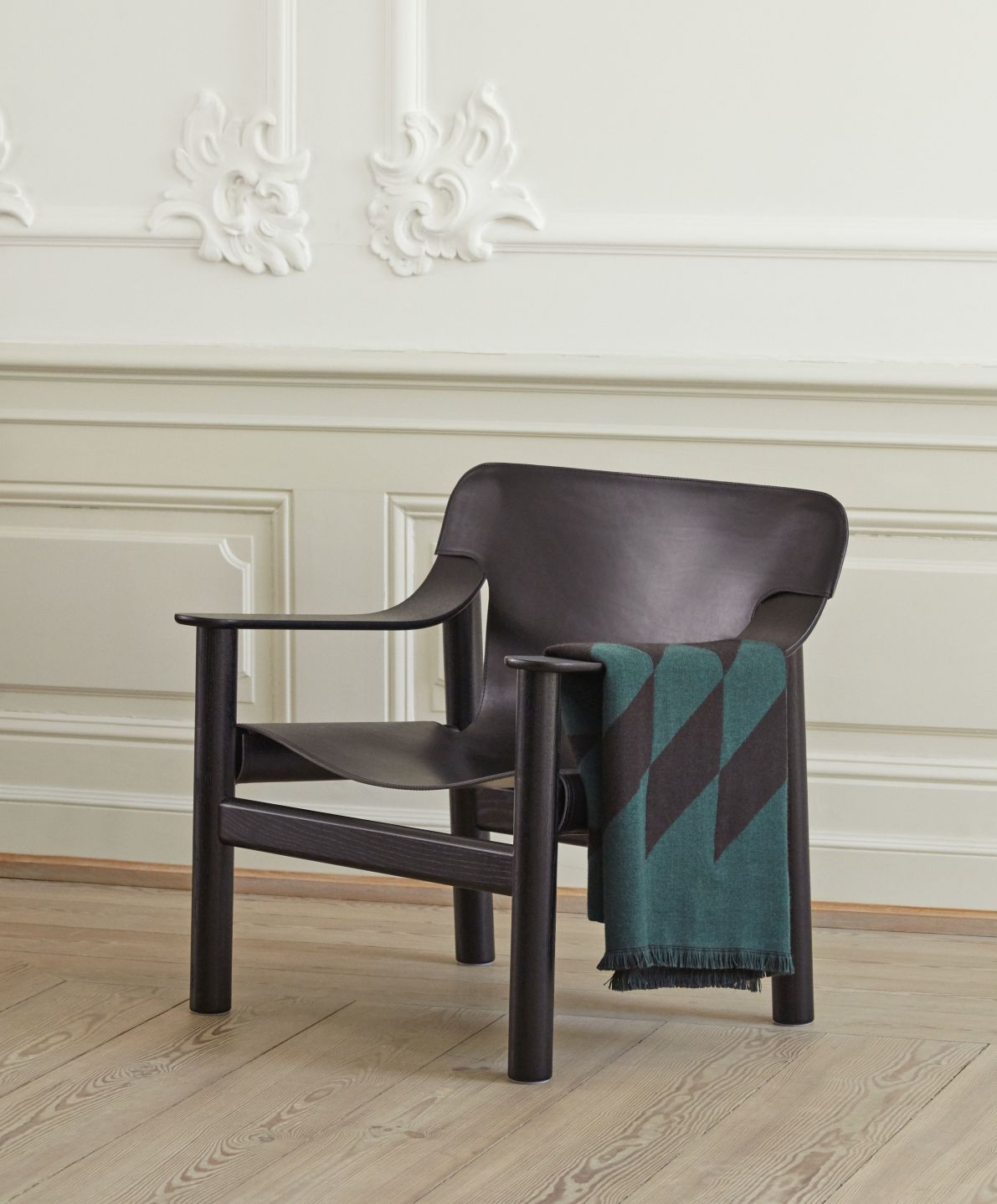 Bernard Chair Sessel von Hay: Massiver Eichenholzrahmen mit naturbelassenem Lederbezug und grüner Decke.