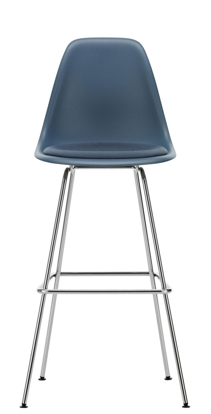 Eames Plastic Bar Stool Barhocker High von Vitra in Blau mit Sitzpolster und Chromgestell.
