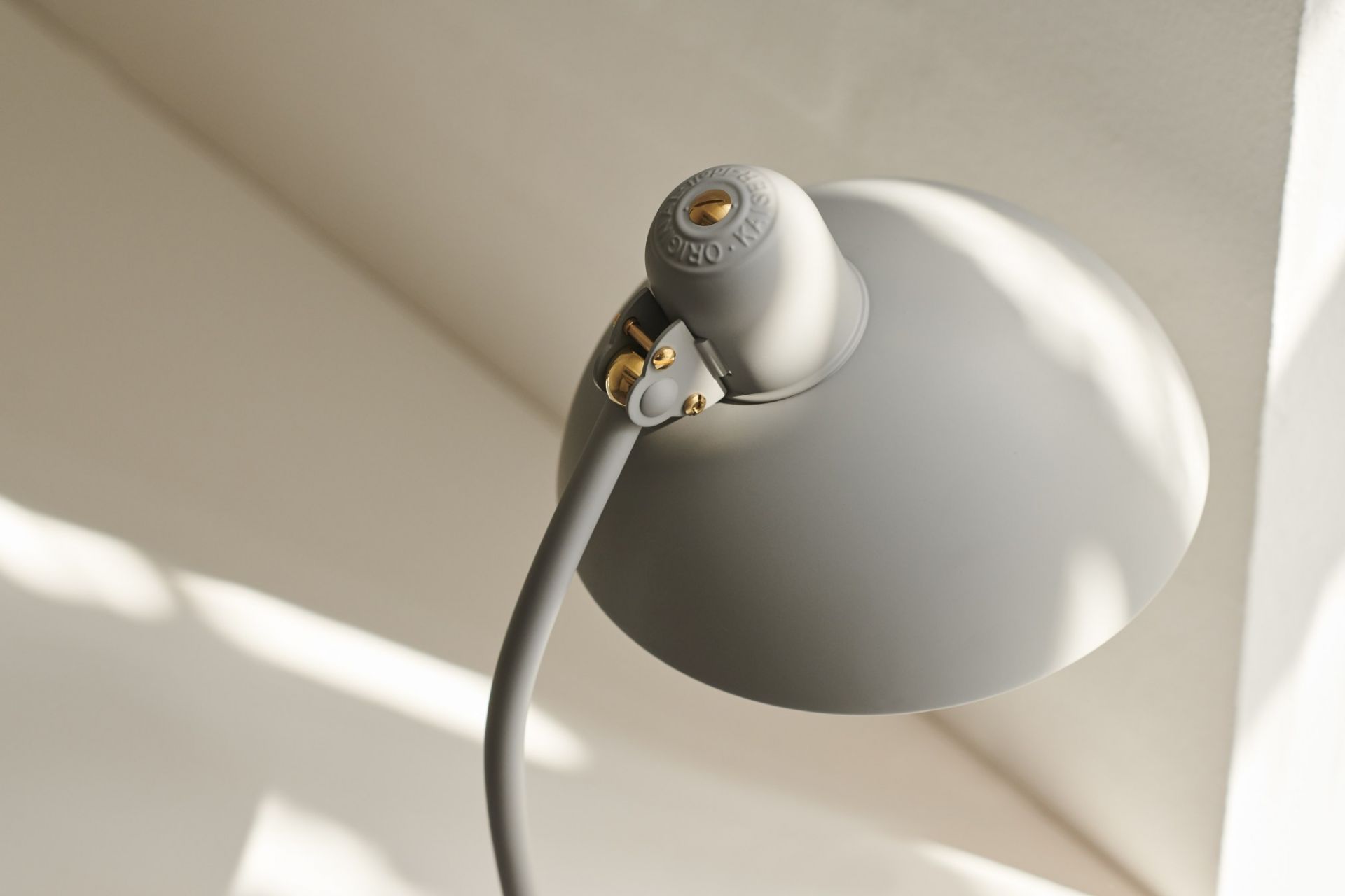 Detailaufnahme der grauen Kaiser Idell 6556 T Tischleuchte von Fritz Hansen, ikonisches Bauhaus Design.