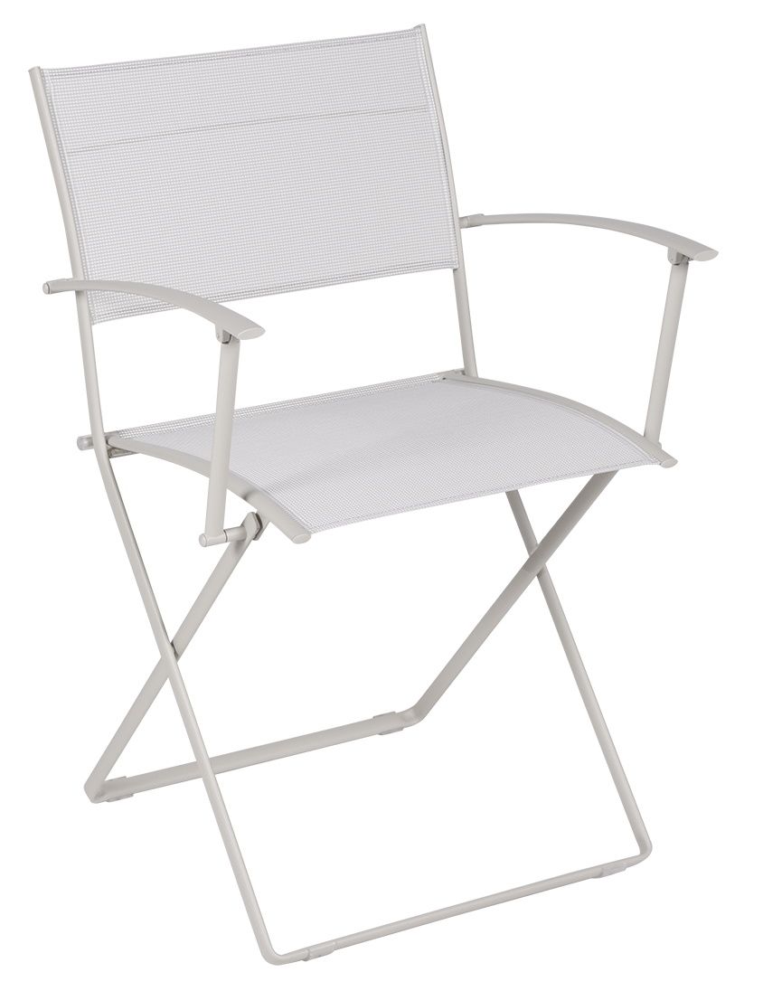 Fermob Plein Air Stuhl, hellgrauer Outdoor-Stuhl mit Armlehnen und klappbarem Metallgestell für Garten und Terrasse.
