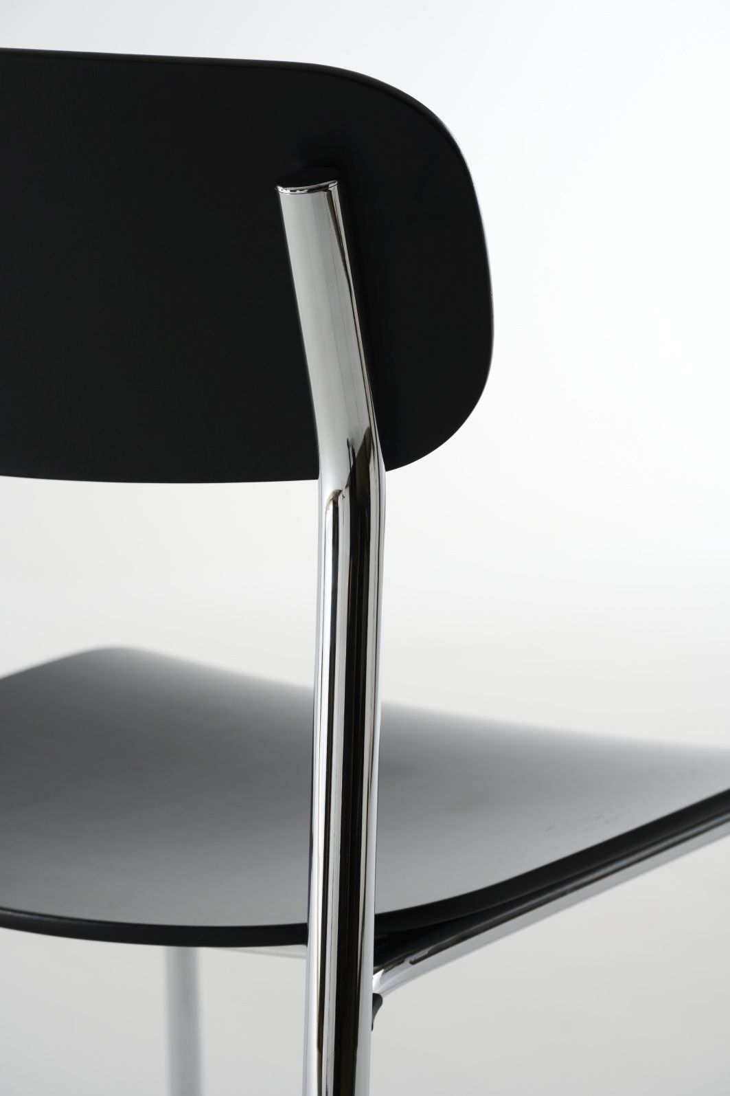 Detailaufnahme des S 243 Stahlrohrstuhls von Thonet in Olivgrün, minimalistisches Design mit Chromgestell.