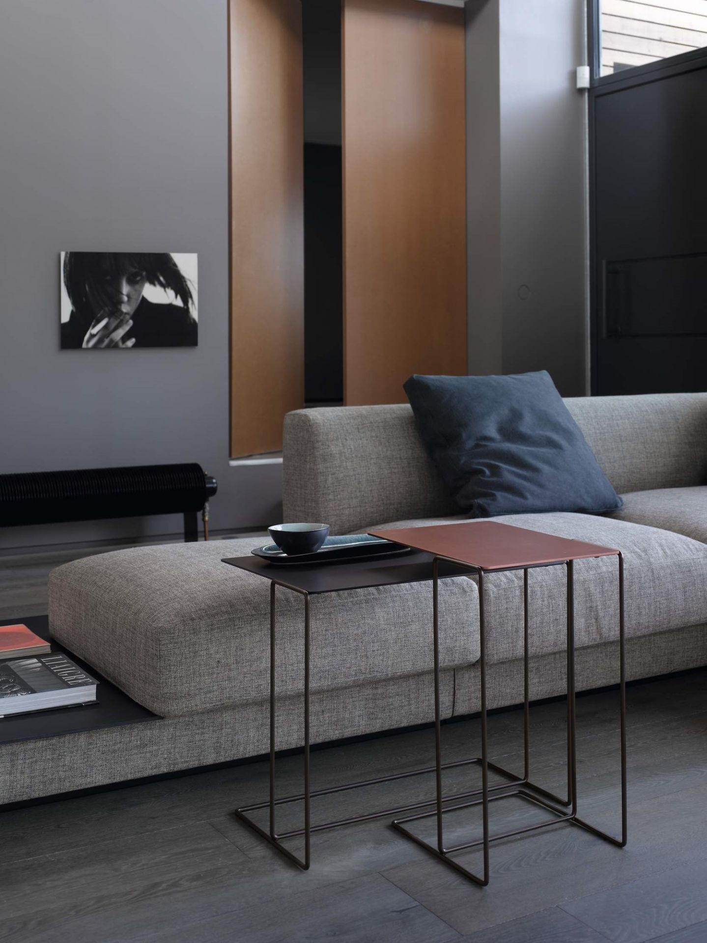 Oki Beistelltisch von Walter Knoll, zwei moderne Satztische aus Metall in Wohnzimmer-Szene.