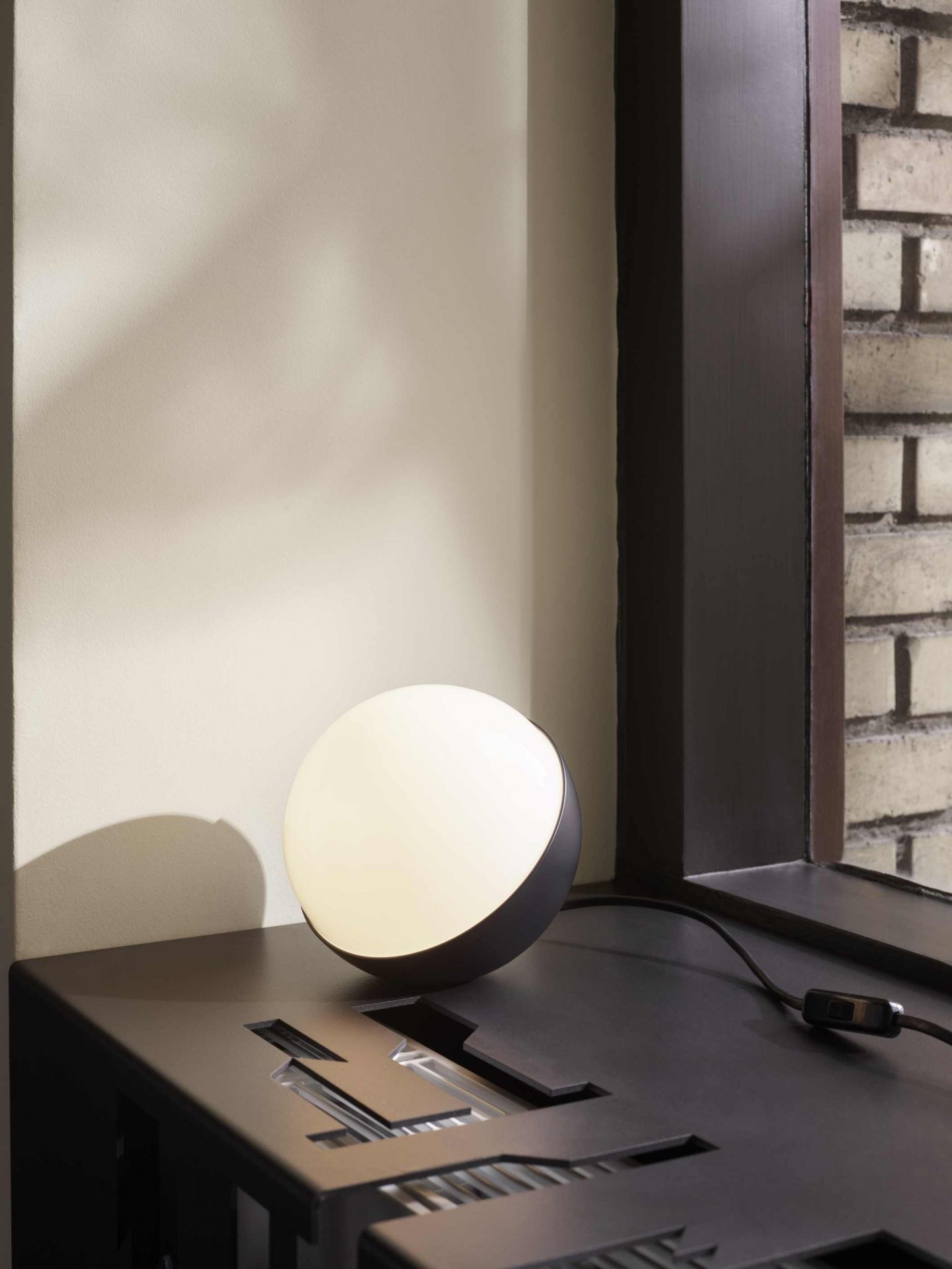 Nahaufnahme der VL Studio Tischleuchte von Louis Poulsen in Schwarz, modernes Design für Wohnzimmer und Schlafzimmer.