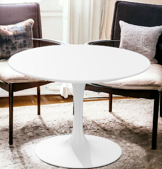 Weißer Saarinen Couchtisch mit rundem Tischblatt und zentralem Fuß, modernes Design.
